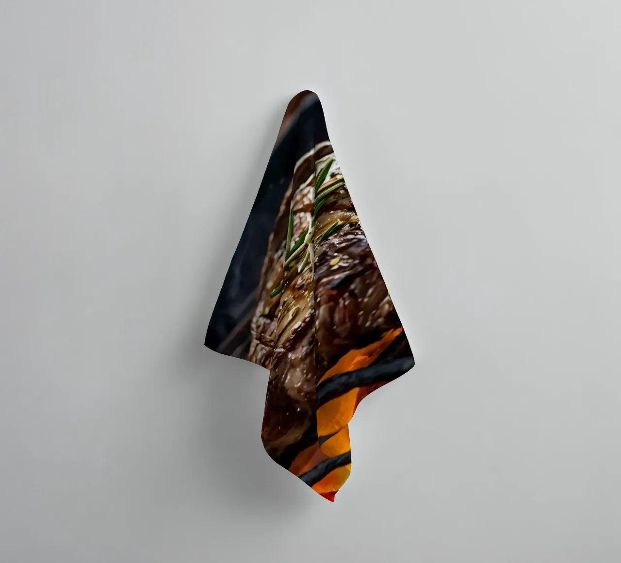 Bistecca succulenta alla griglia su fiamme libere con erbe aromatiche asciugamano da bagno da DesignDoodle