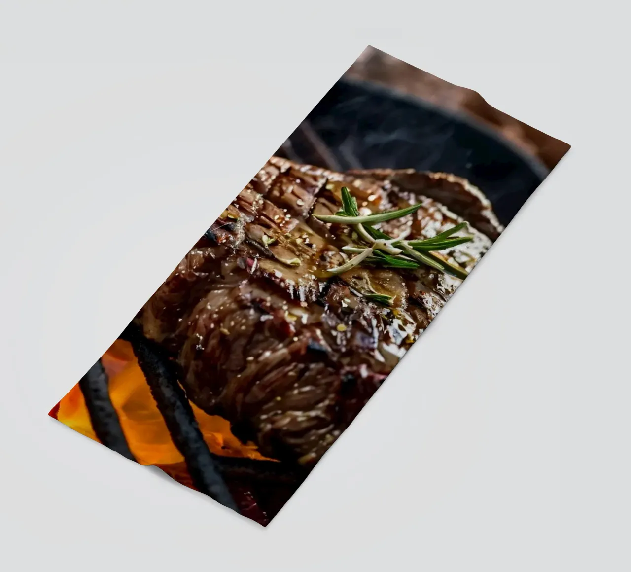 Bistecca succulenta alla griglia su fiamme libere con erbe aromatiche telo mare da DesignDoodle
