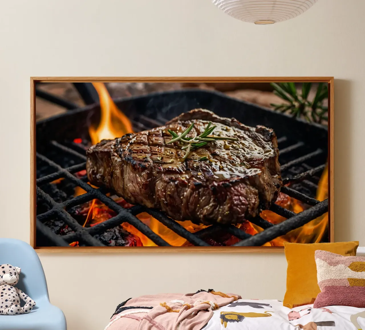 Bistecca succulenta alla griglia su fiamme libere con erbe aromatiche tela con Cornice a cassetta da DesignDoodle