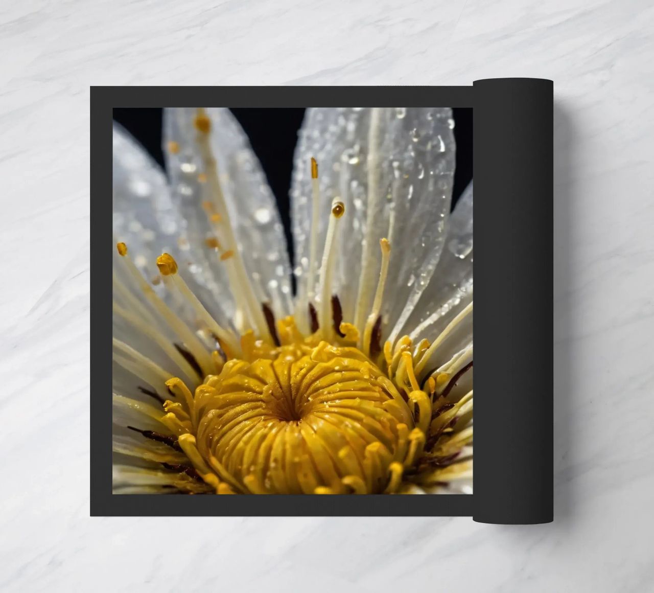 Vista ravvicinata di una ninfea con gocce di rugiada sui suoi petali zerbino da DesignDoodle