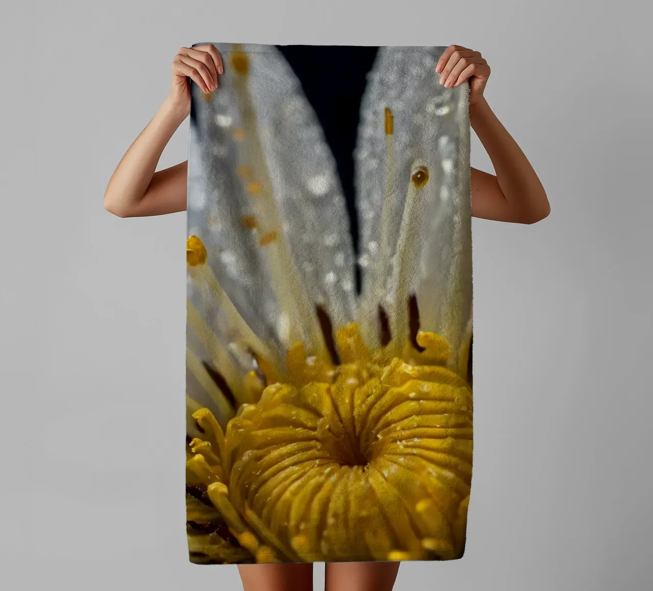 Vue rapprochée d'un nénuphar avec des gouttes de rosée sur ses pétales serviette de bain de DesignDoodle