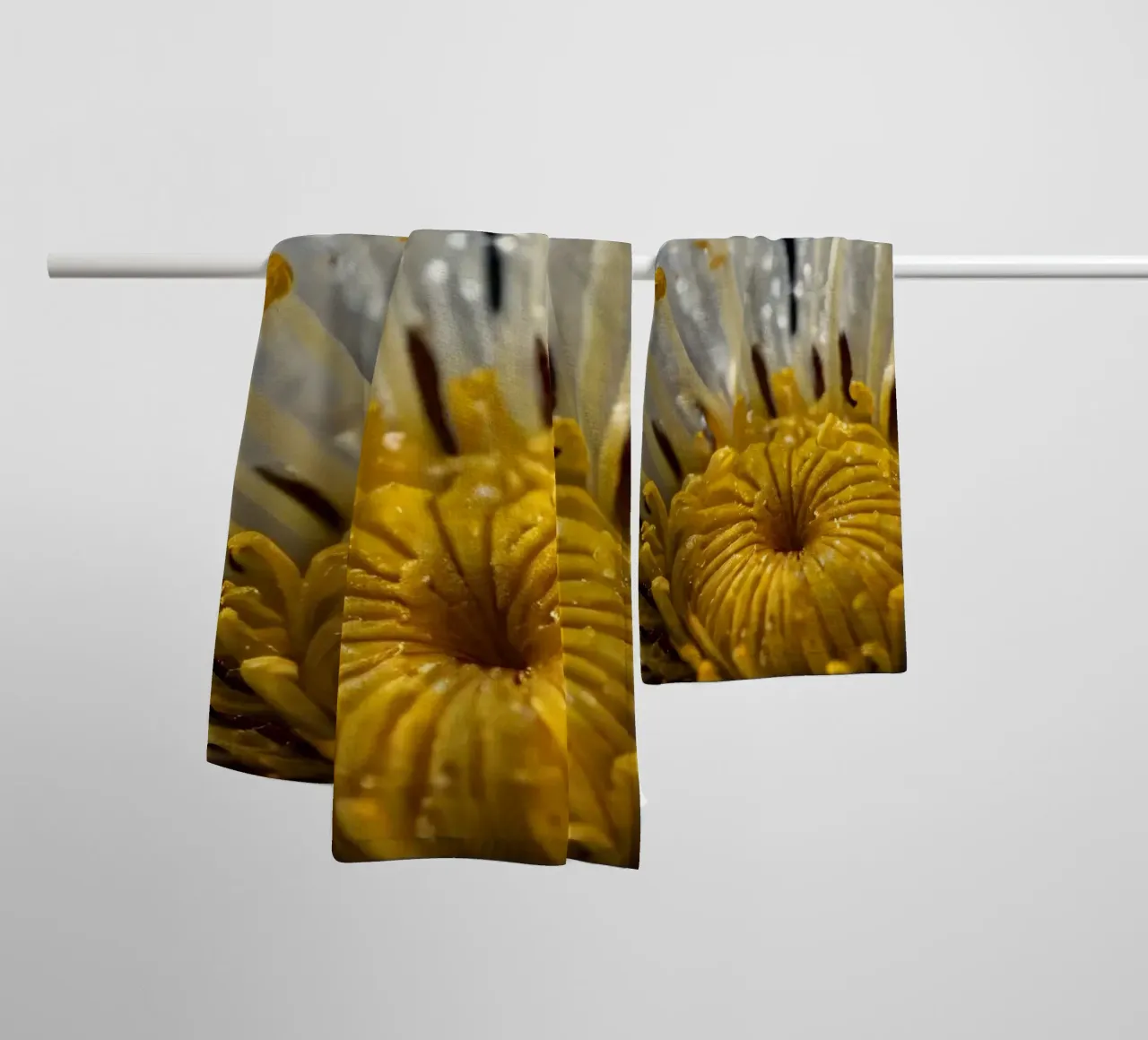 Vue rapprochée d'un nénuphar avec des gouttes de rosée sur ses pétales serviette de bain de DesignDoodle