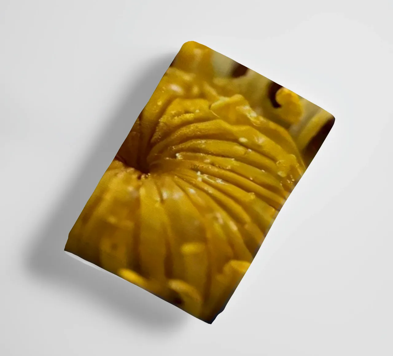 Vue rapprochée d'un nénuphar avec des gouttes de rosée sur ses pétales serviette de bain de DesignDoodle