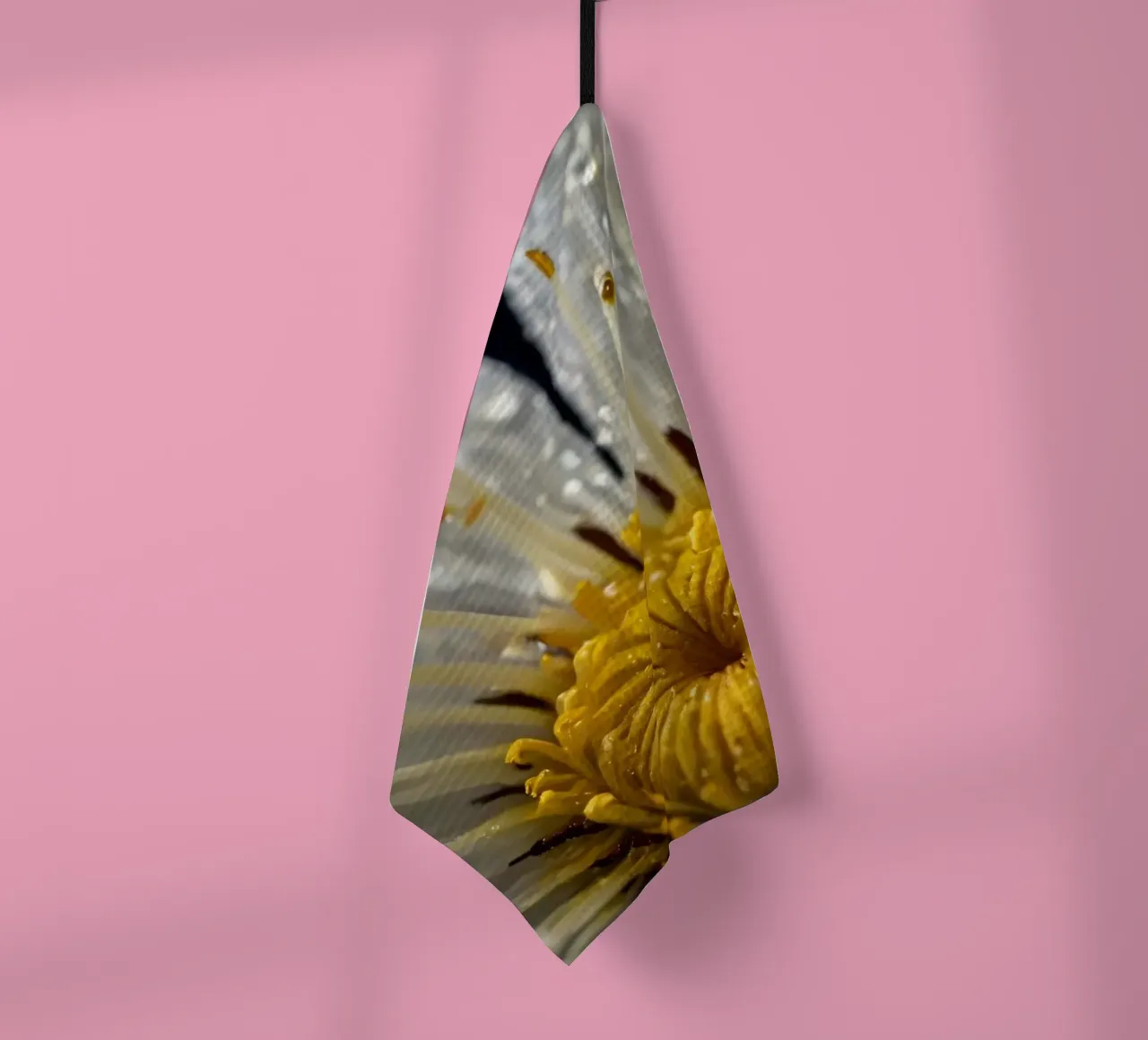 Vue rapprochée d'un nénuphar avec des gouttes de rosée sur ses pétales torchon de DesignDoodle