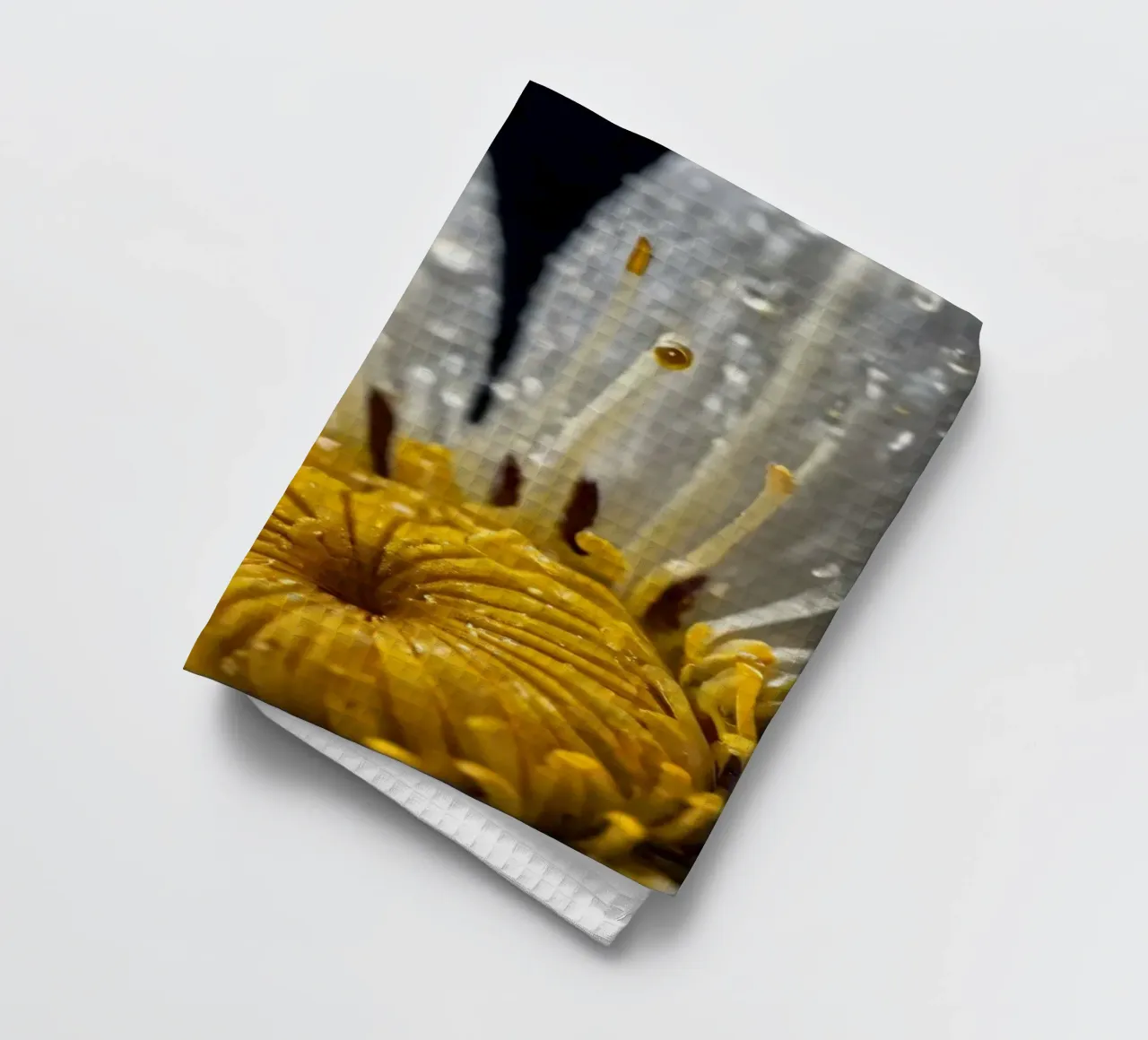 Vue rapprochée d'un nénuphar avec des gouttes de rosée sur ses pétales torchon de DesignDoodle