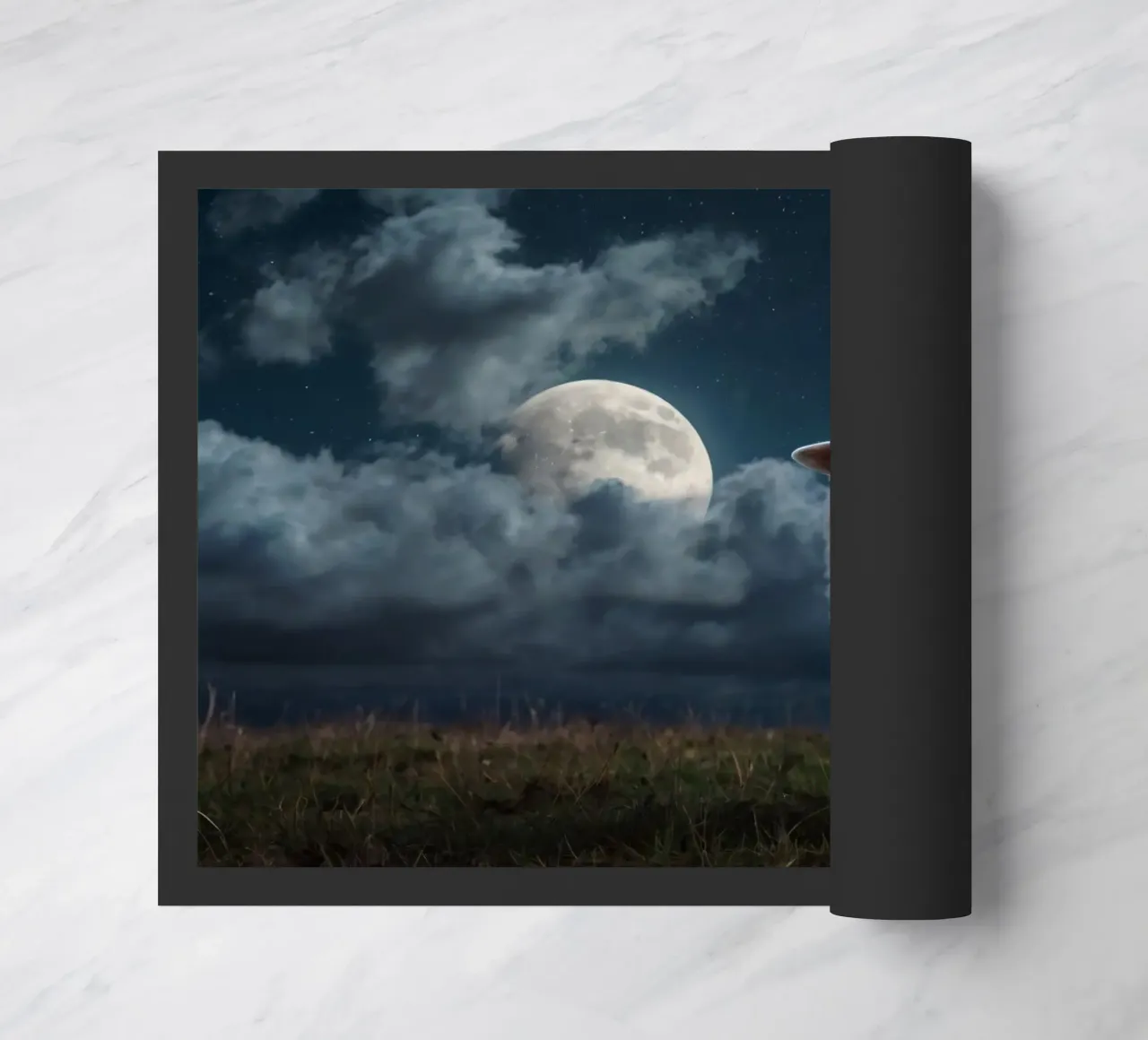 Una pecora in piedi in un campo sotto un luminoso cielo lunare zerbino da DesignDoodle
