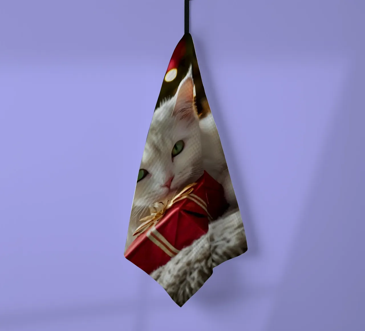 Deux chats pelucheux se reposant près d'un arbre de Noël décoré torchon de DesignDoodle