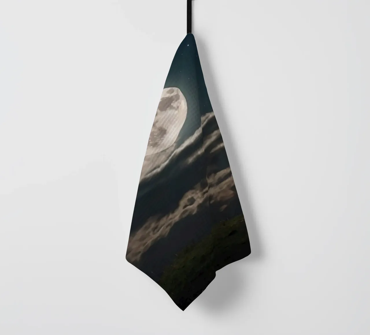 Un mouton solitaire regarde la pleine lune brillante dans un ciel étoilé. torchon de DesignDoodle