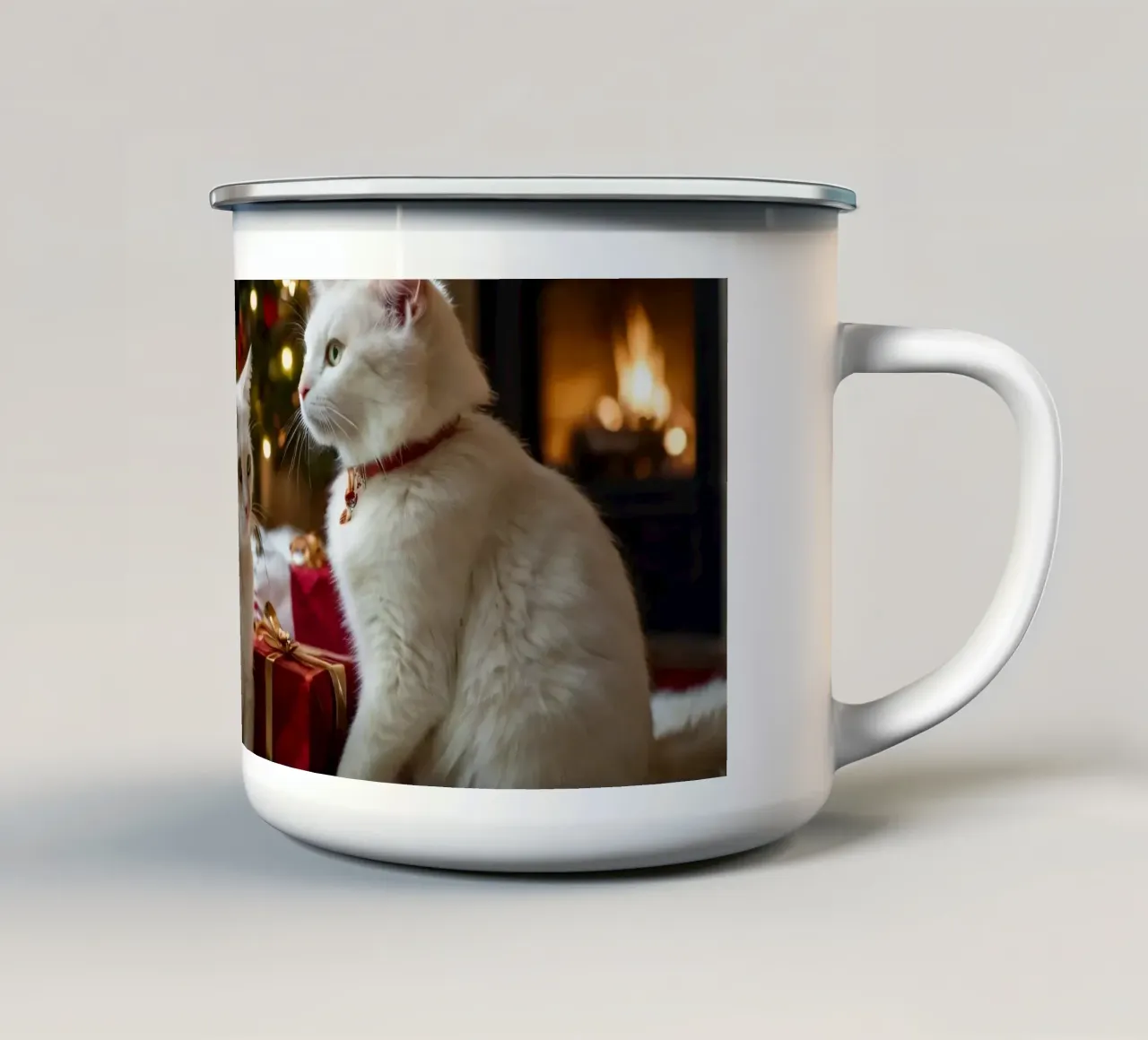 Gatti bianchi seduti vicino a un albero di Natale circondato da regali tazza in smalto da DesignDoodle