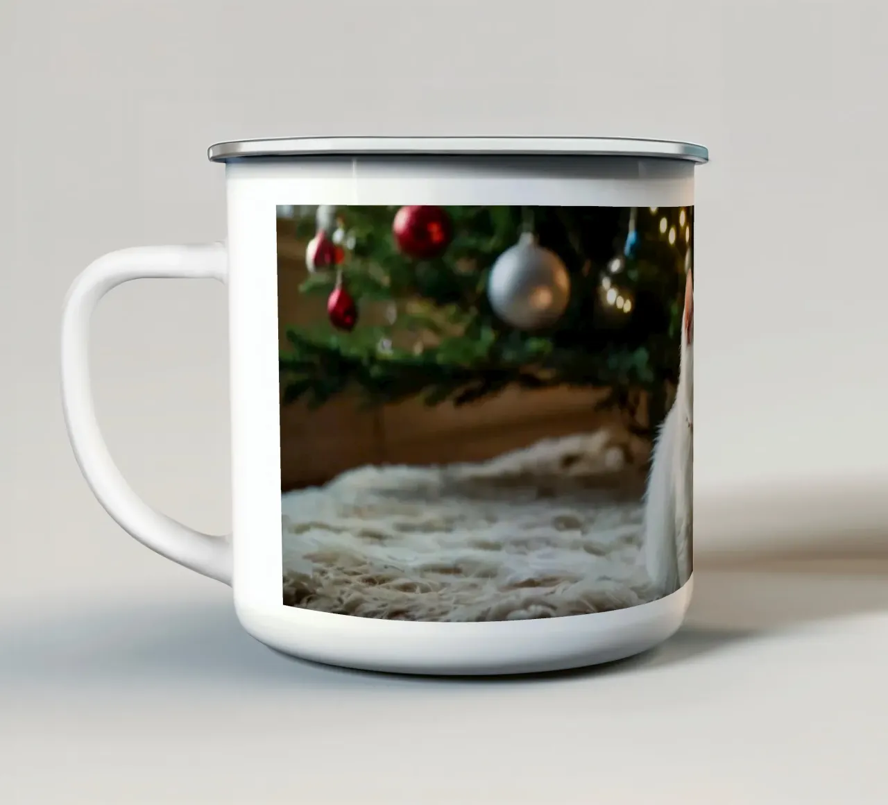 Gatti bianchi seduti vicino a un albero di Natale circondato da regali tazza in smalto da DesignDoodle