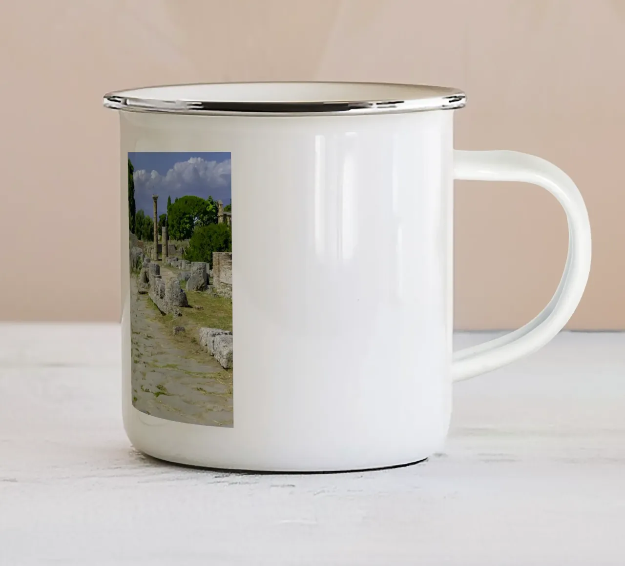 Tempio greco classico presso le rovine dell'antica città di Paestum, Ita tazza in smalto da peuceta_BA