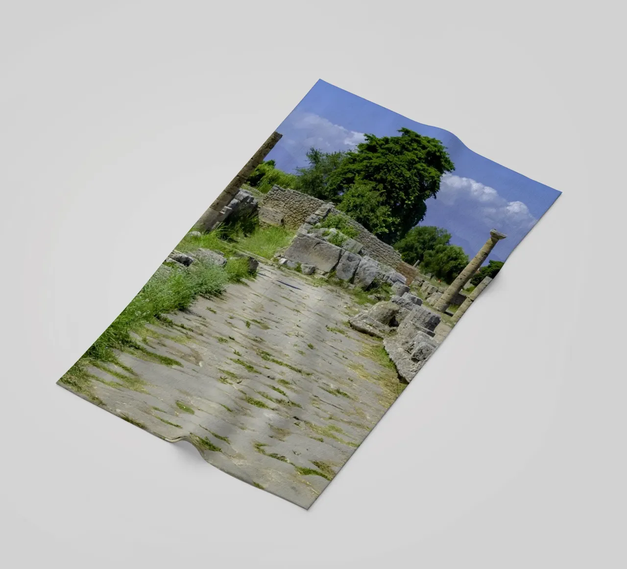 Tempio greco classico presso le rovine dell'antica città di Paestum, Ita telo mare da peuceta_BA