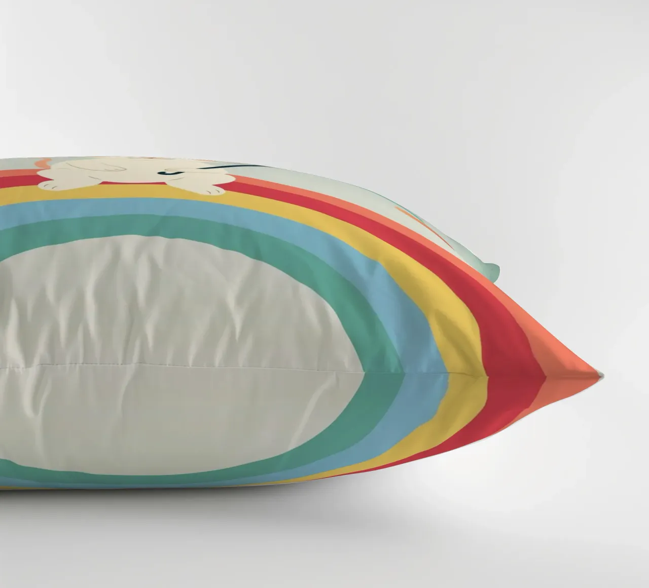 Fröhliche Maus mit Schirm auf Regenbogen – Verspieltes Motiv Kissen von namosh