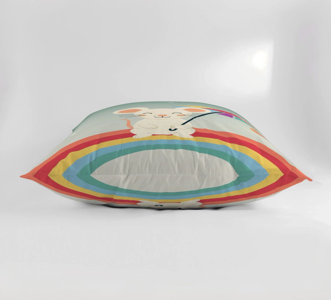 Une souris joyeuse avec un parapluie sur un arc-en-ciel - Motif ludique coussin de namosh