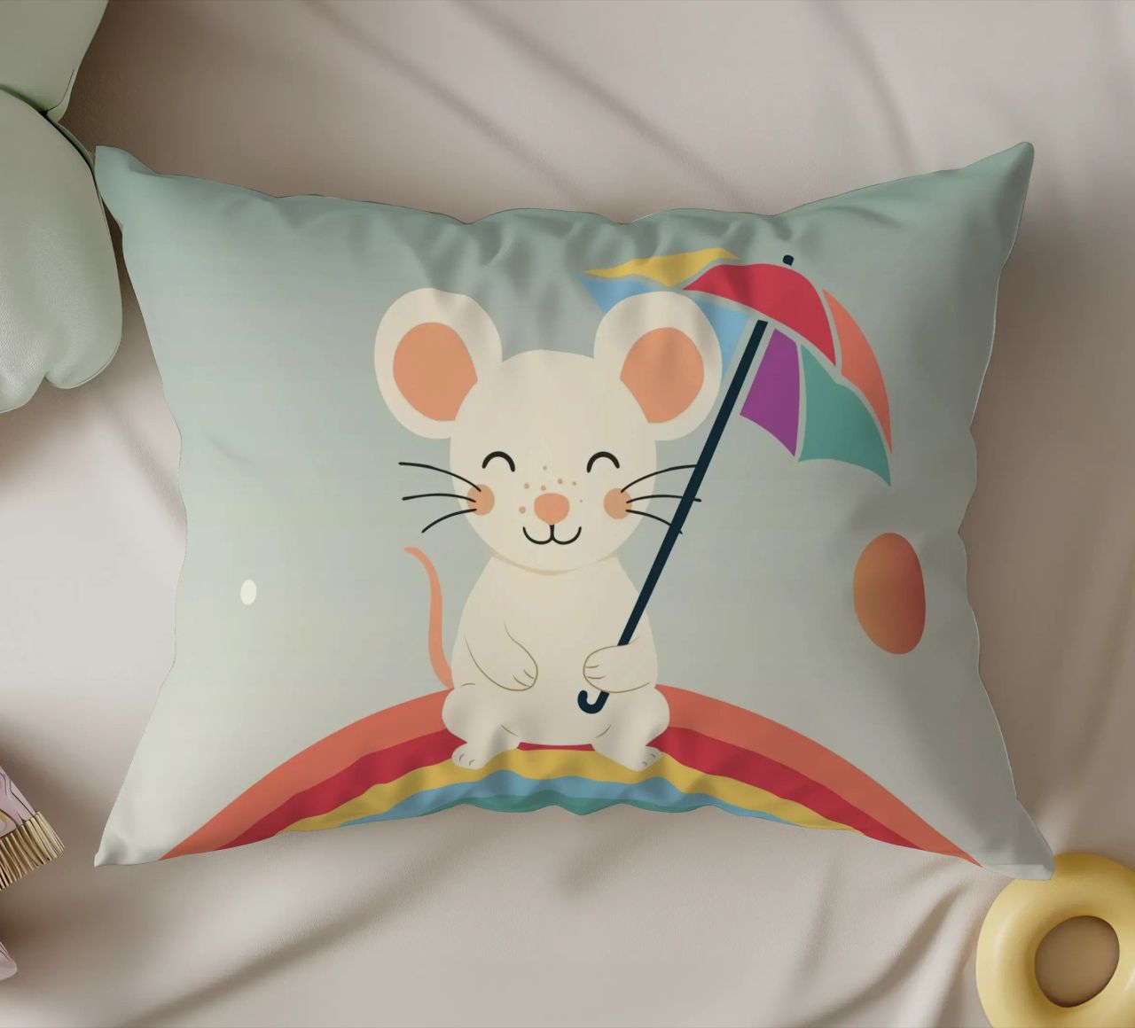 Une souris joyeuse avec un parapluie sur un arc-en-ciel - Motif ludique coussin de namosh
