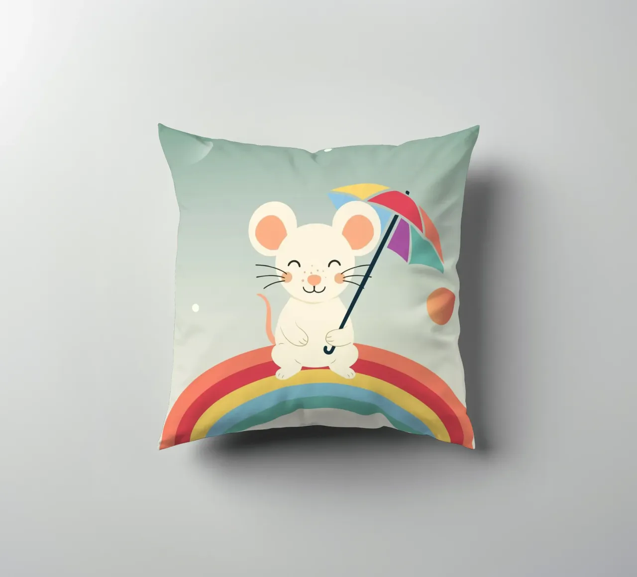 Fröhliche Maus mit Schirm auf Regenbogen – Verspieltes Motiv Kissen von namosh