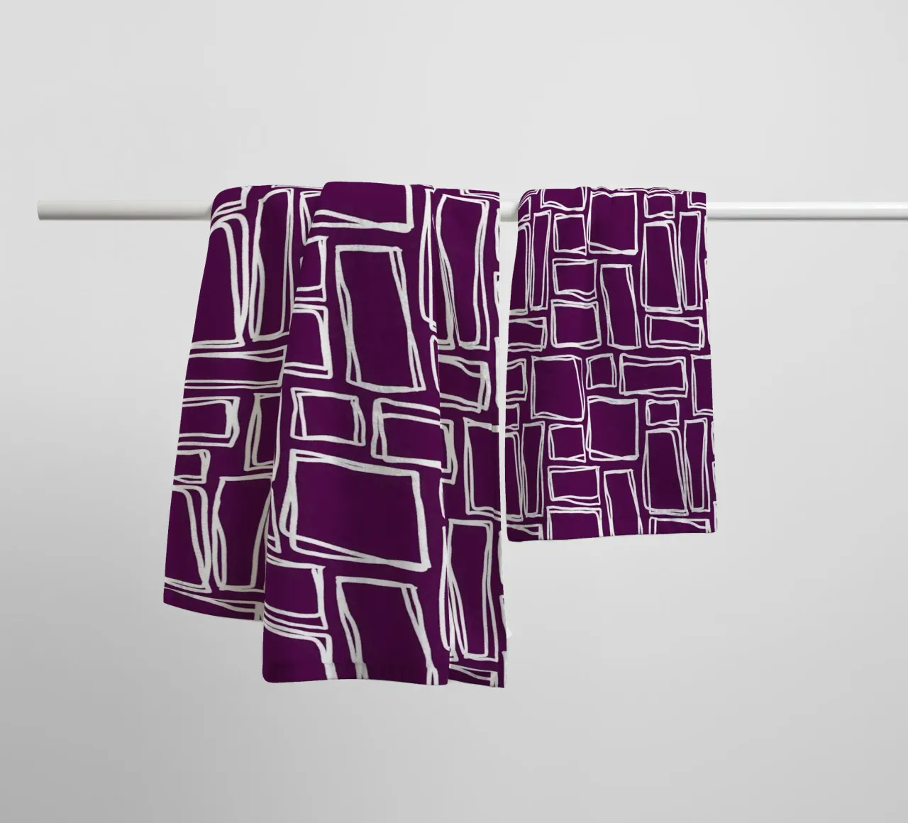 Doodle Squares in Pruimpaars badhanddoek van Happy Littles