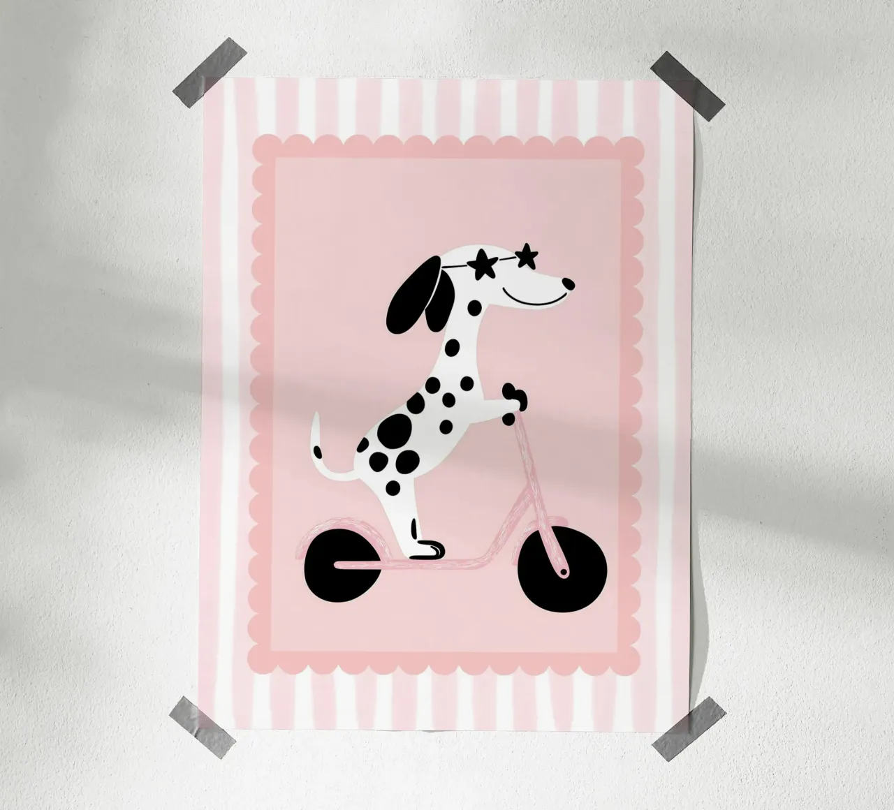 Dalmatian on Scooter Print, Nursery Wall Art poster avec cadre en aluminium de SunshinePrints