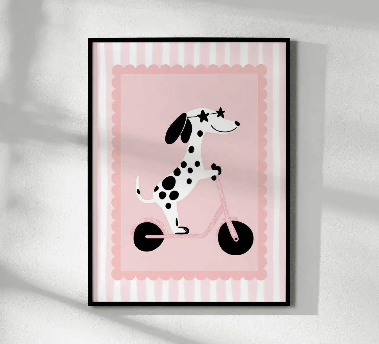 Dalmatian on Scooter Print, Nursery Wall Art poster avec cadre en aluminium de SunshinePrints