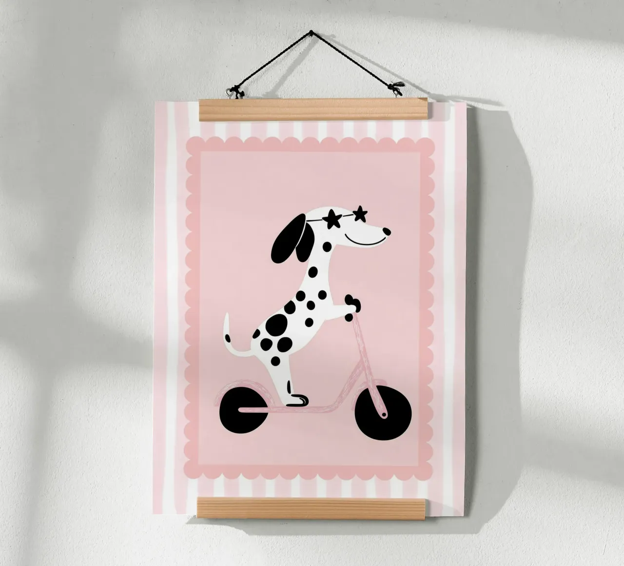 Dalmatian on Scooter Print, Nursery Wall Art poster avec cadre en aluminium de SunshinePrints