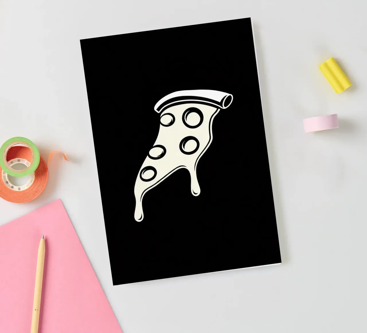 Un trancio di pizza con formaggio fuso e salame piccante diario da DesignDoodle