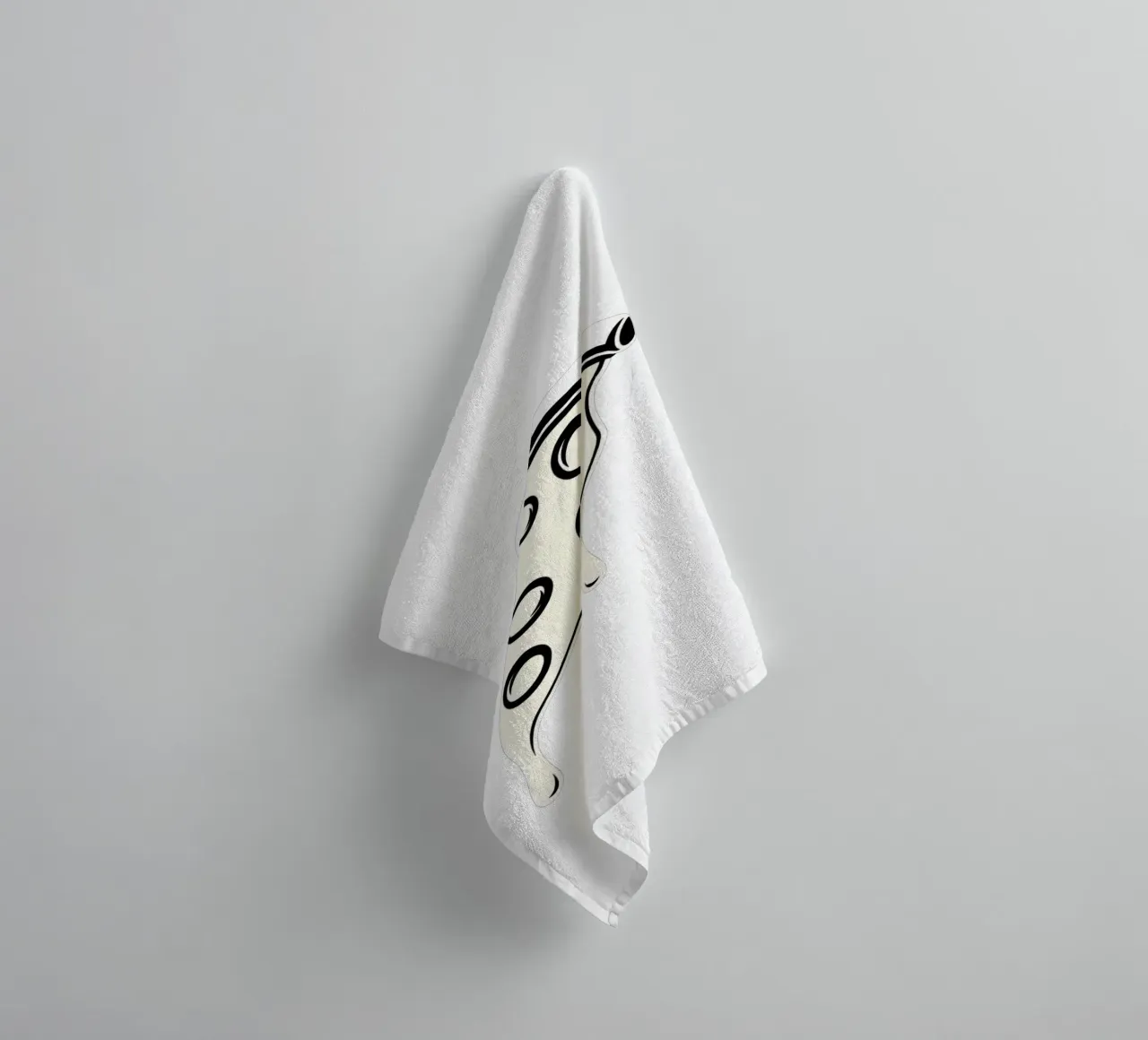 Un trancio di pizza con formaggio fuso e salame piccante asciugamano da bagno da DesignDoodle
