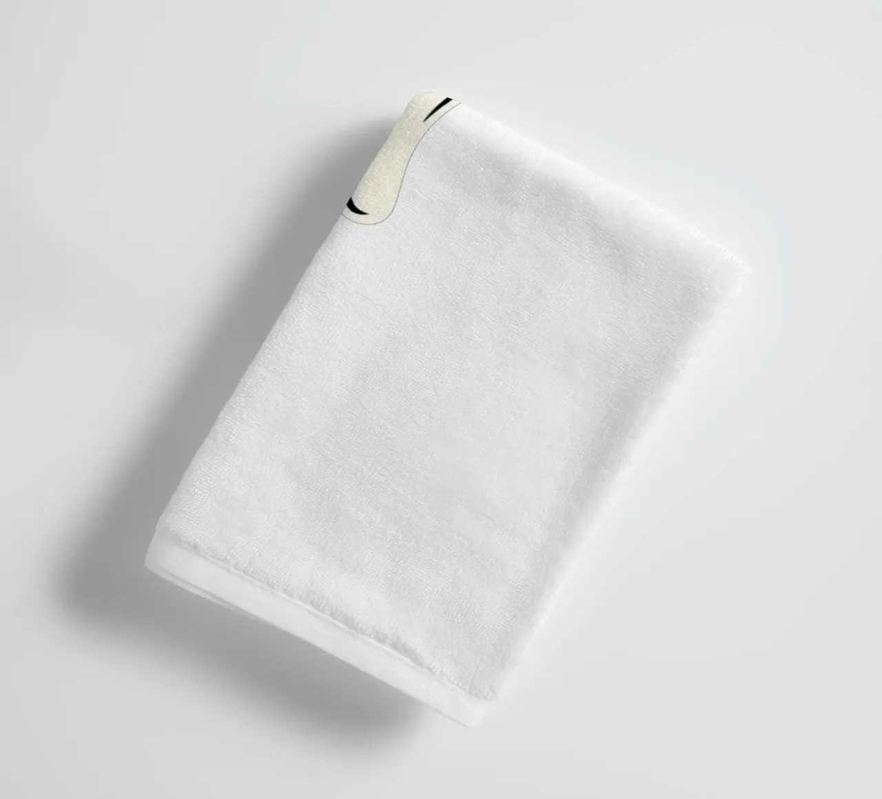 Un trancio di pizza con formaggio fuso e salame piccante asciugamano da bagno da DesignDoodle