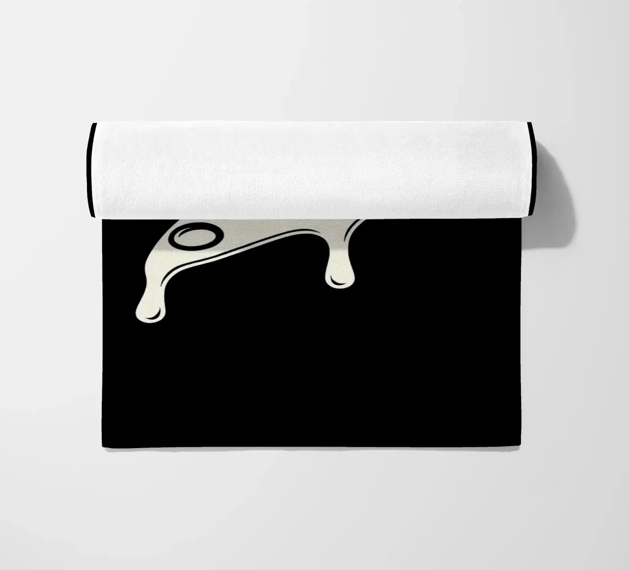 Un trancio di pizza con formaggio fuso e salame piccante telo mare da DesignDoodle
