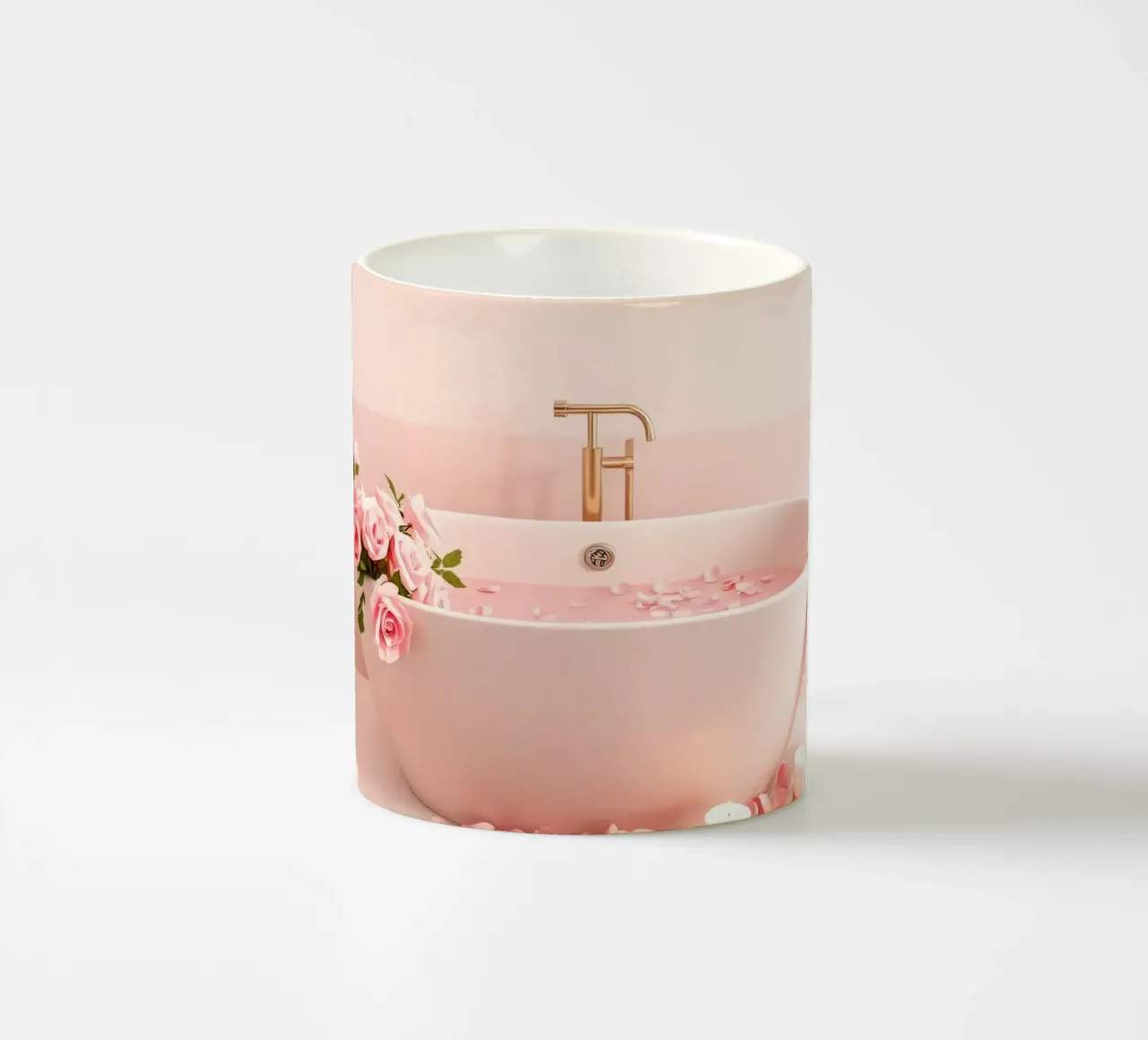 Een ontspannend bad versierd met roze rozen en kaarsen keramische mok van DesignDoodle