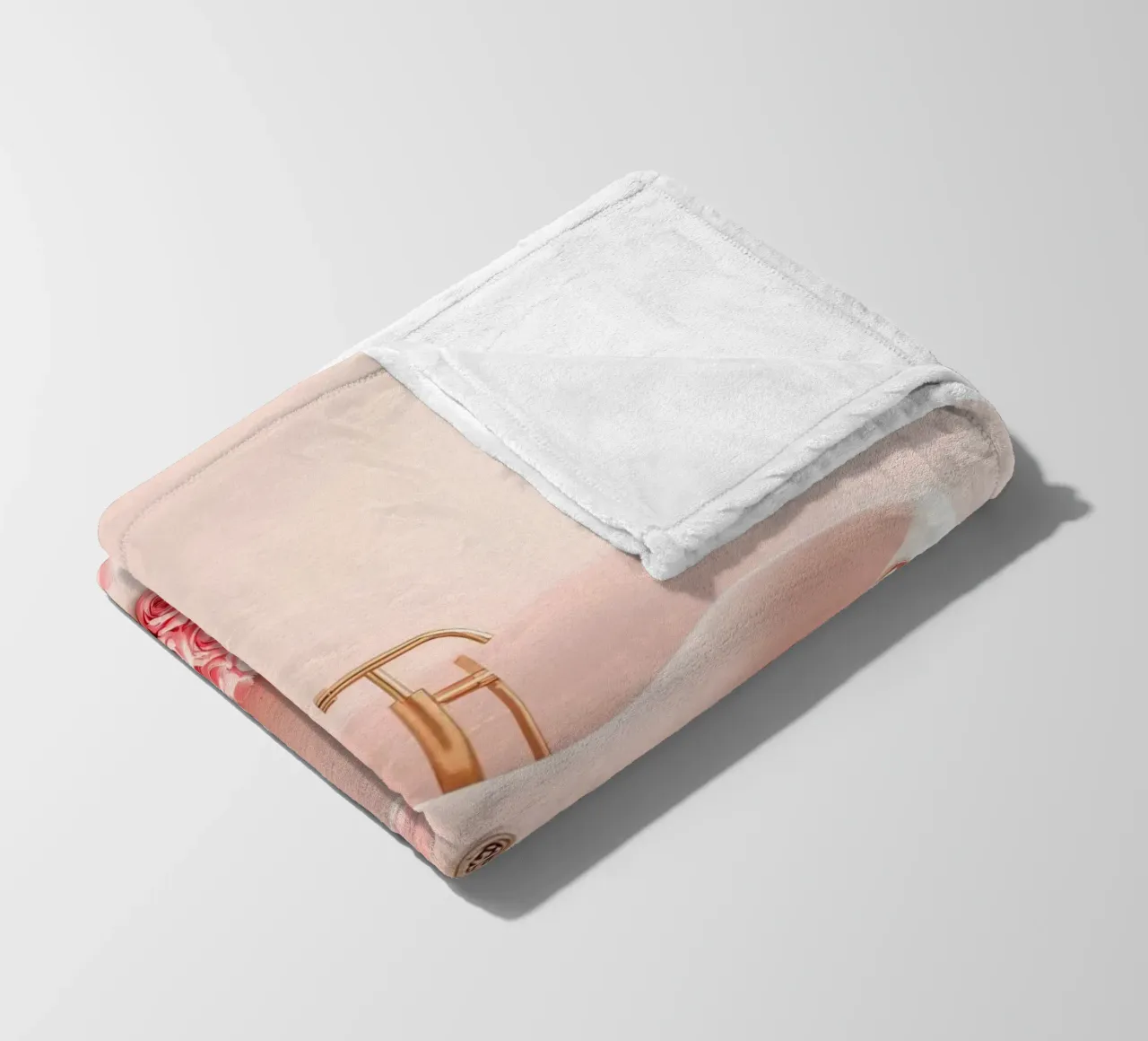 Een ontspannend bad versierd met roze rozen en kaarsen fleecedeken van DesignDoodle