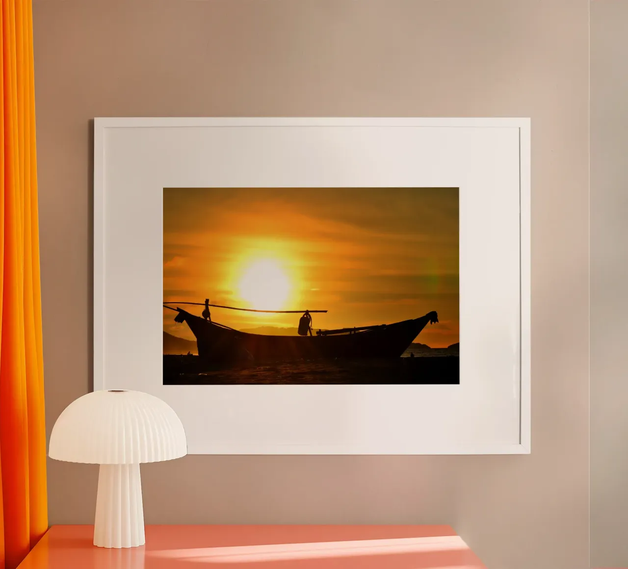 Viaggio Orizzonte d'Oro poster con telaio in legno da PhotoVibe Decor