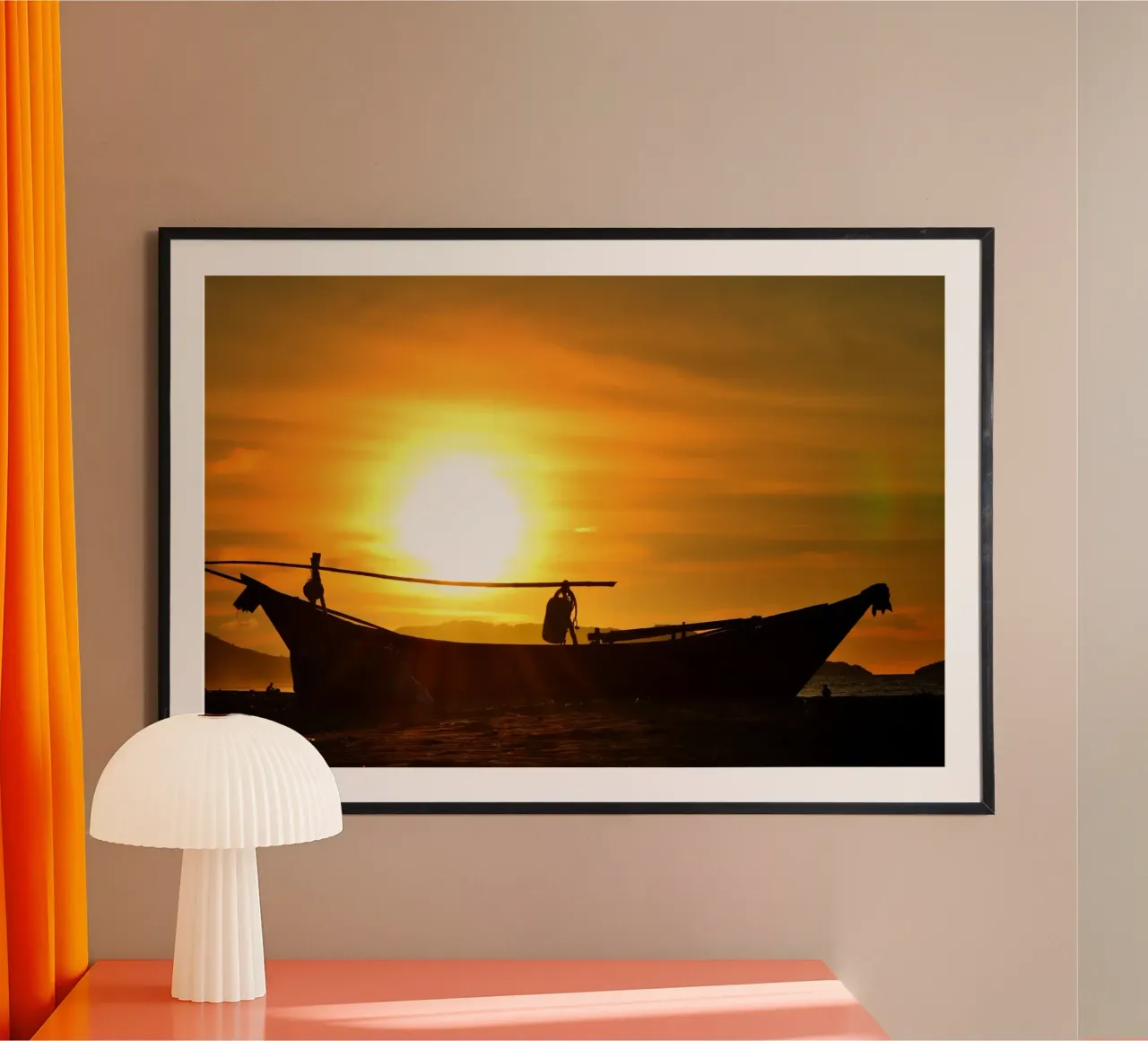 Viaggio Orizzonte d'Oro poster con telaio in legno da PhotoVibe Decor