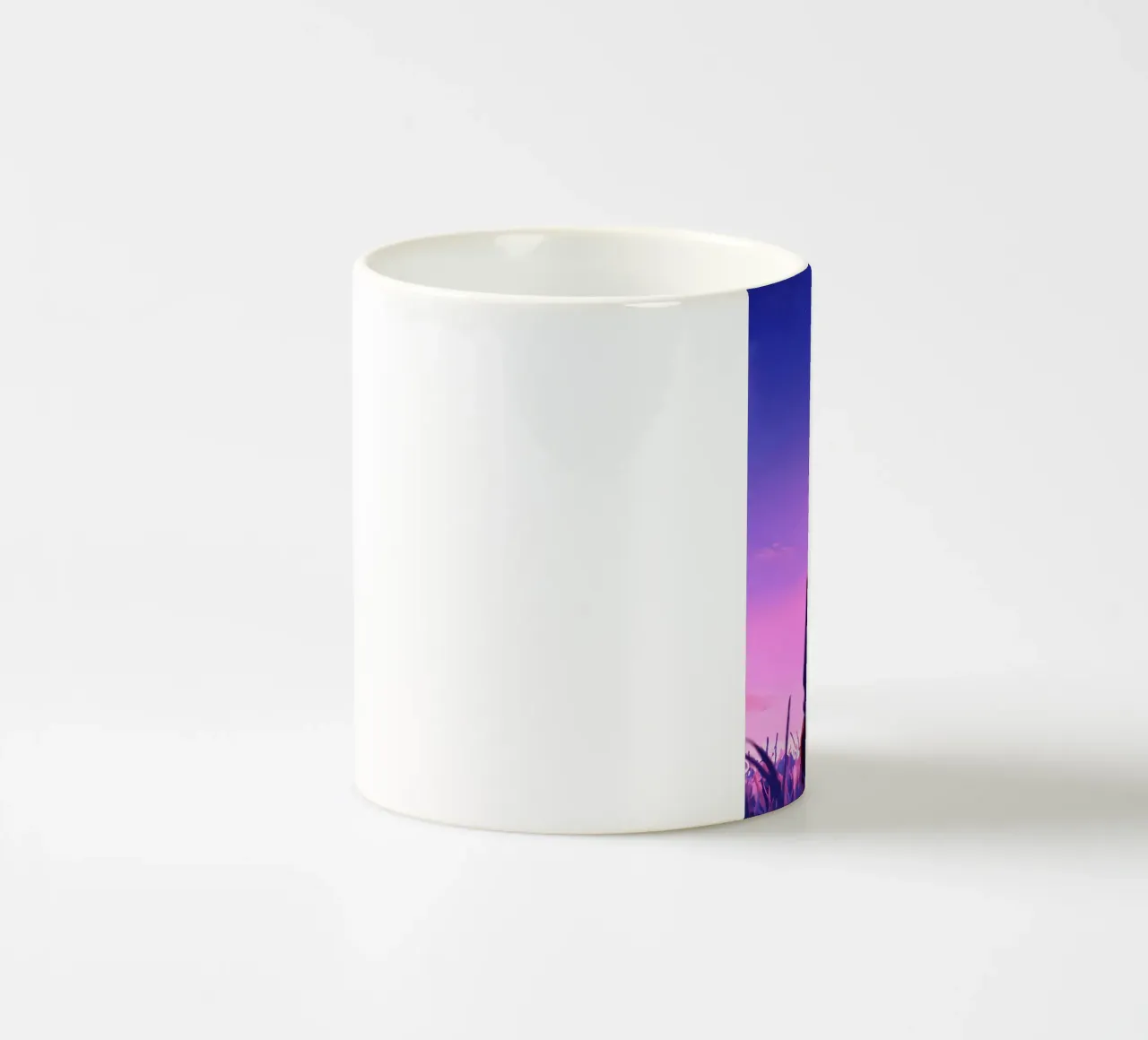 Un ragazzo che guarda il tramonto in un campo di erba lunga Lofi Art tazza in ceramica da LoFi Gallery