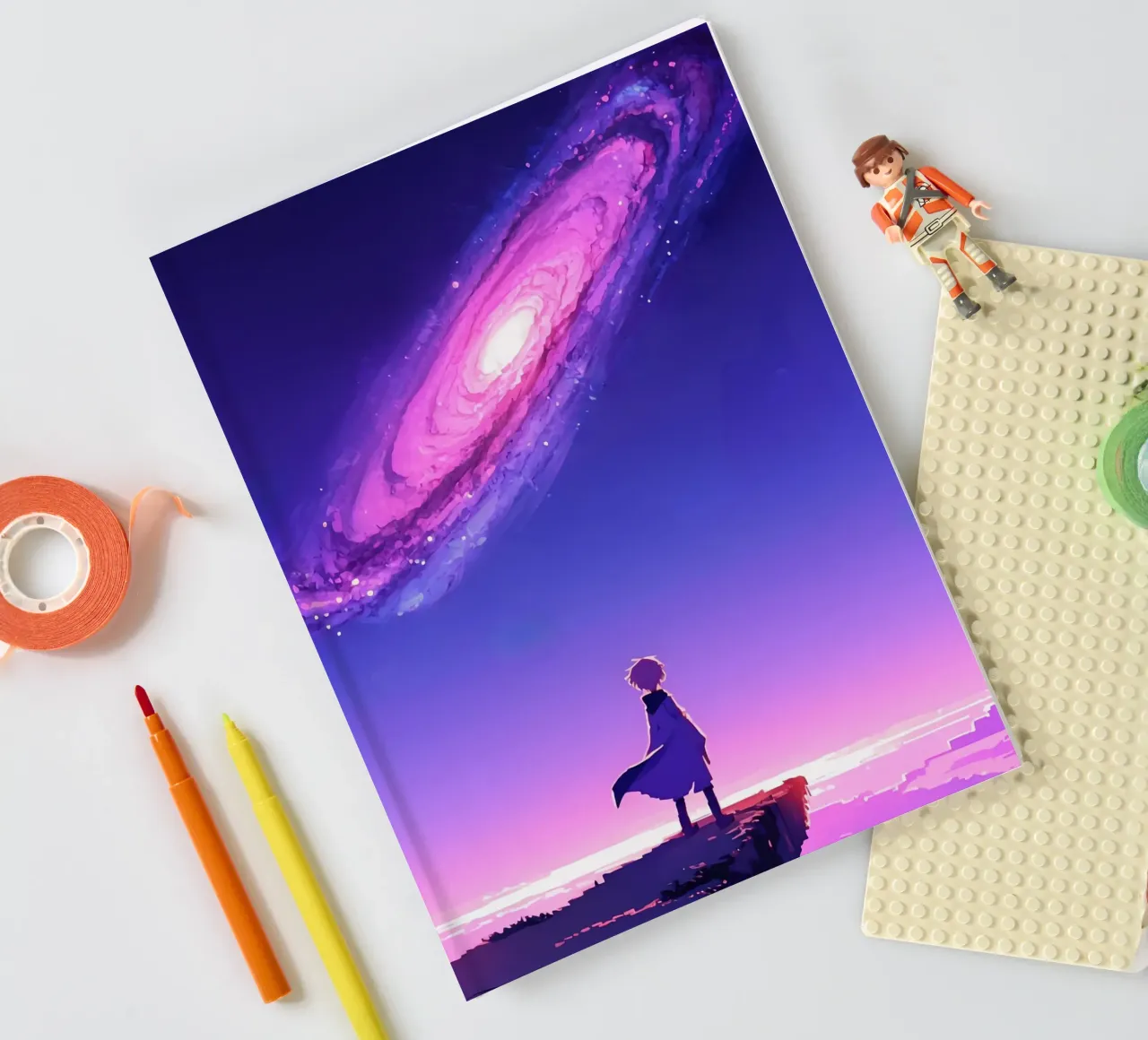 Un garçon debout sur une falaise de montagne regardant les galaxies Lofi Art carnet de notes de LoFi Gallery
