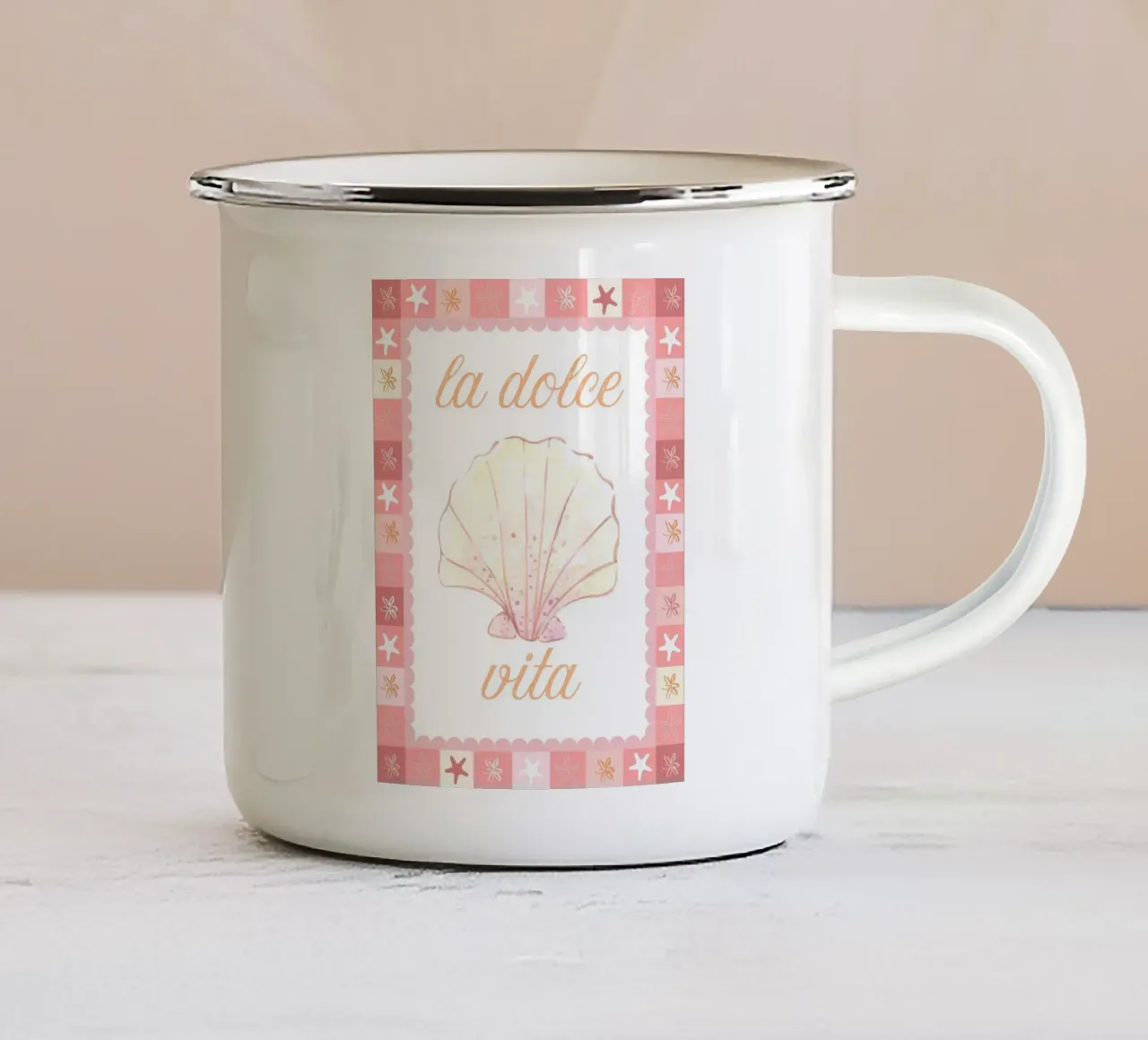 La Dolce Vita Shell Print, Sea Shell Italy Poster tazza in smalto da Bella Studio