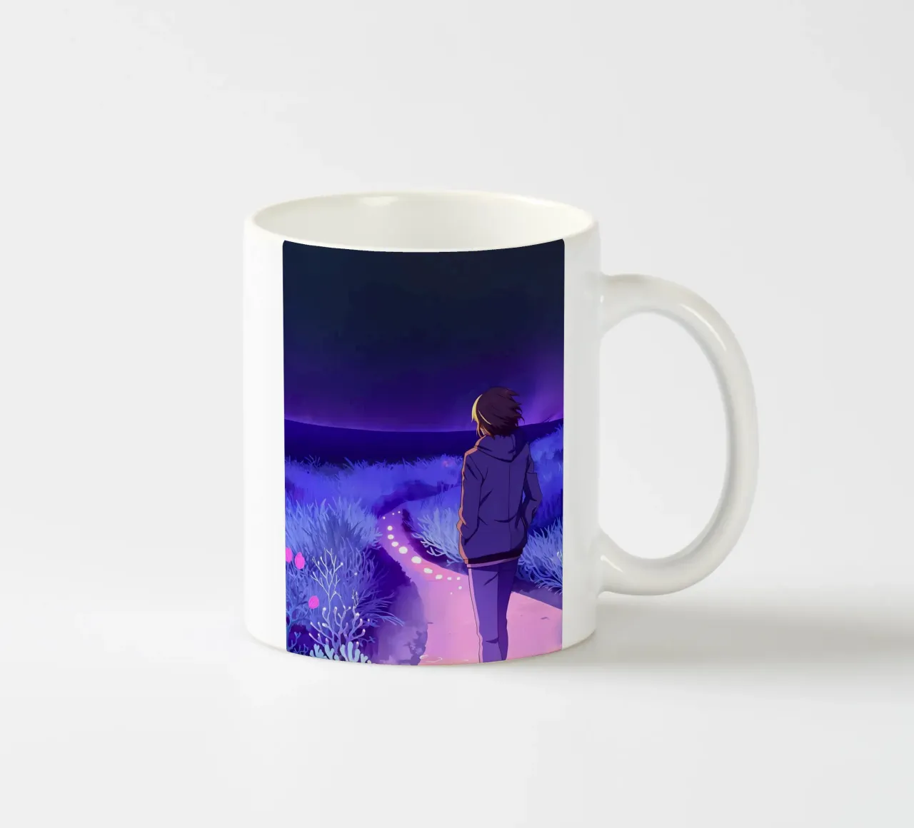 Un ragazzo che cammina lungo un sentiero di notte silenziosa Lofi Art tazza in ceramica da LoFi Gallery