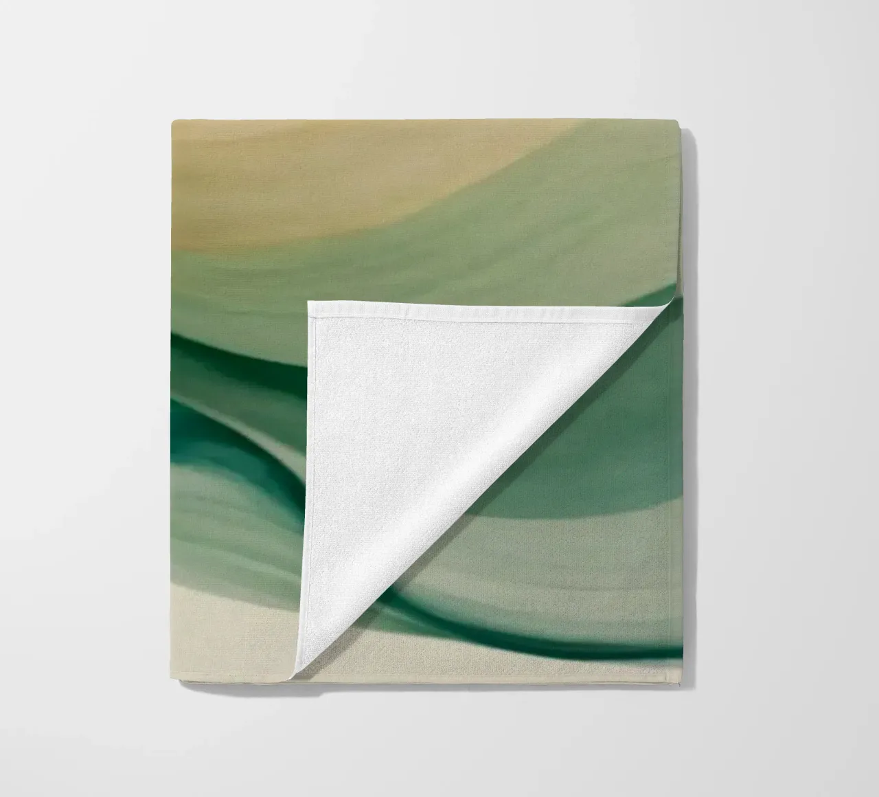 Elegante abstrakte Wellen in sanften Tönen schaffen ein beruhigendes Kunstwerk Strandtuch von DesignDoodle