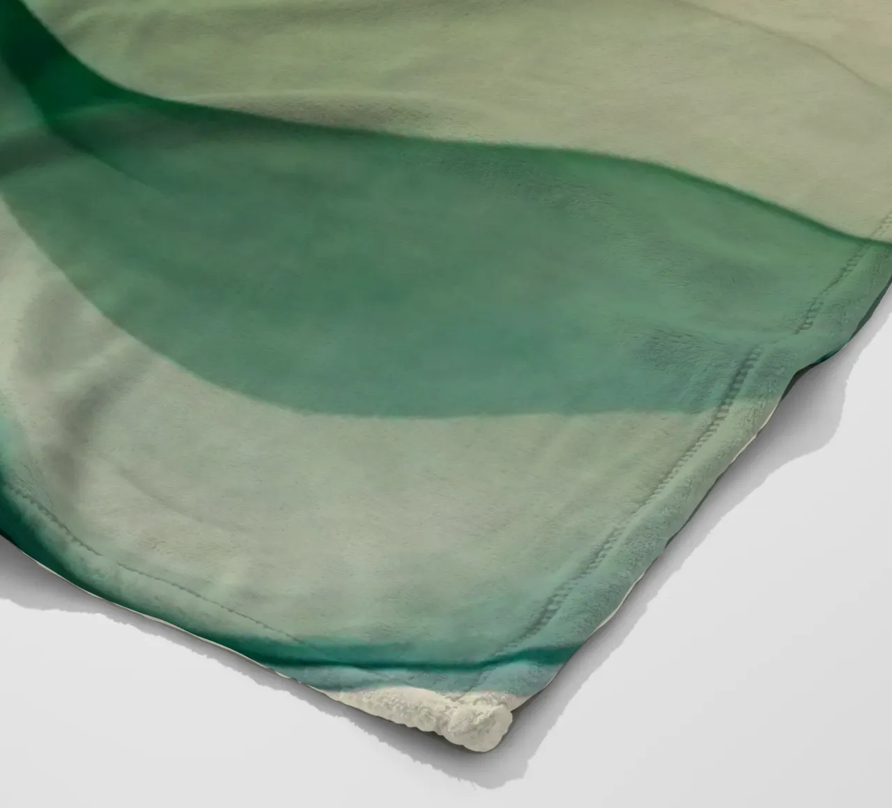 Elegante abstrakte Wellen in sanften Tönen schaffen ein beruhigendes Kunstwerk Fleecedecke von DesignDoodle