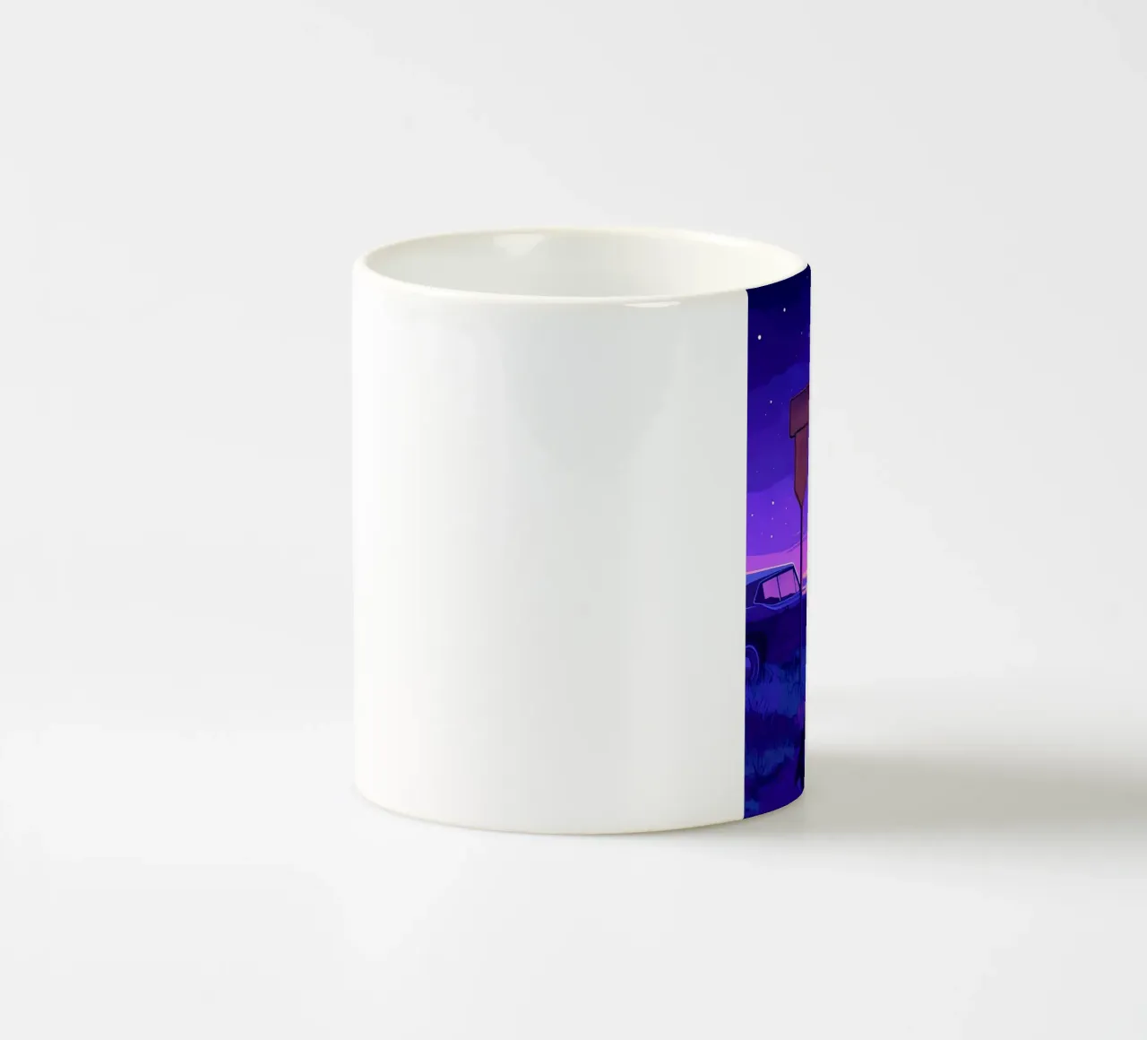 Eine Person, die in der Nähe ihres Autos steht, in abendlicher Lofi-Kunst Keramik Tasse von LoFi Gallery