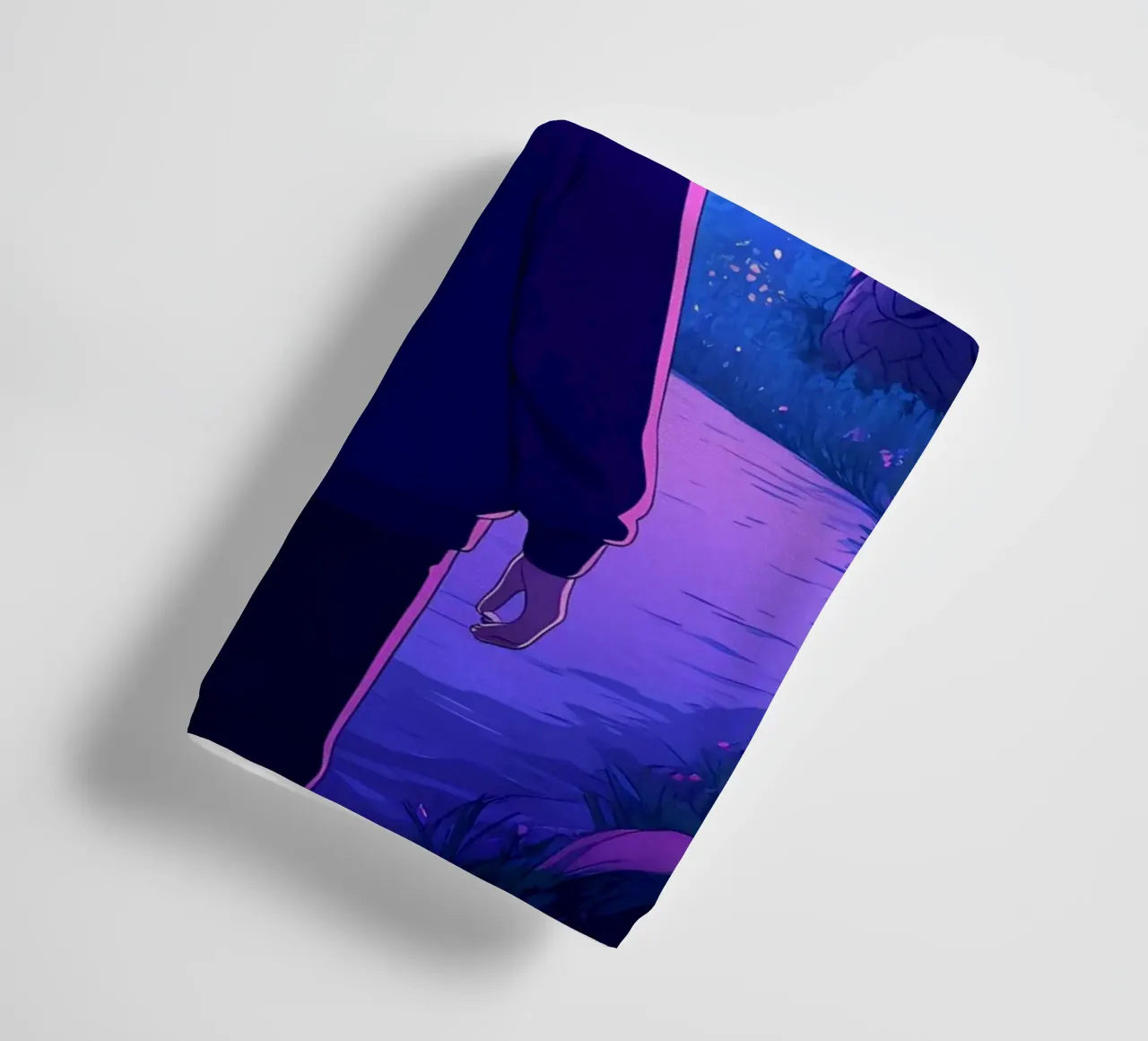 Un garçon marchant dans un sentier de forêt ancienne Lofi Art serviette de bain de LoFi Gallery