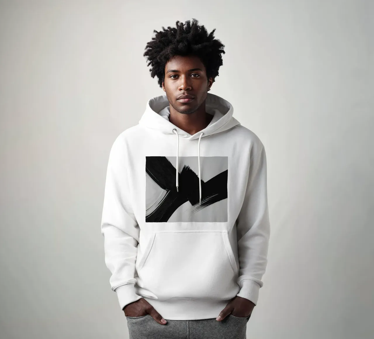 Pennellate astratte in bianco e nero che creano un movimento dinamico felpa con cappuccio da DesignDoodle