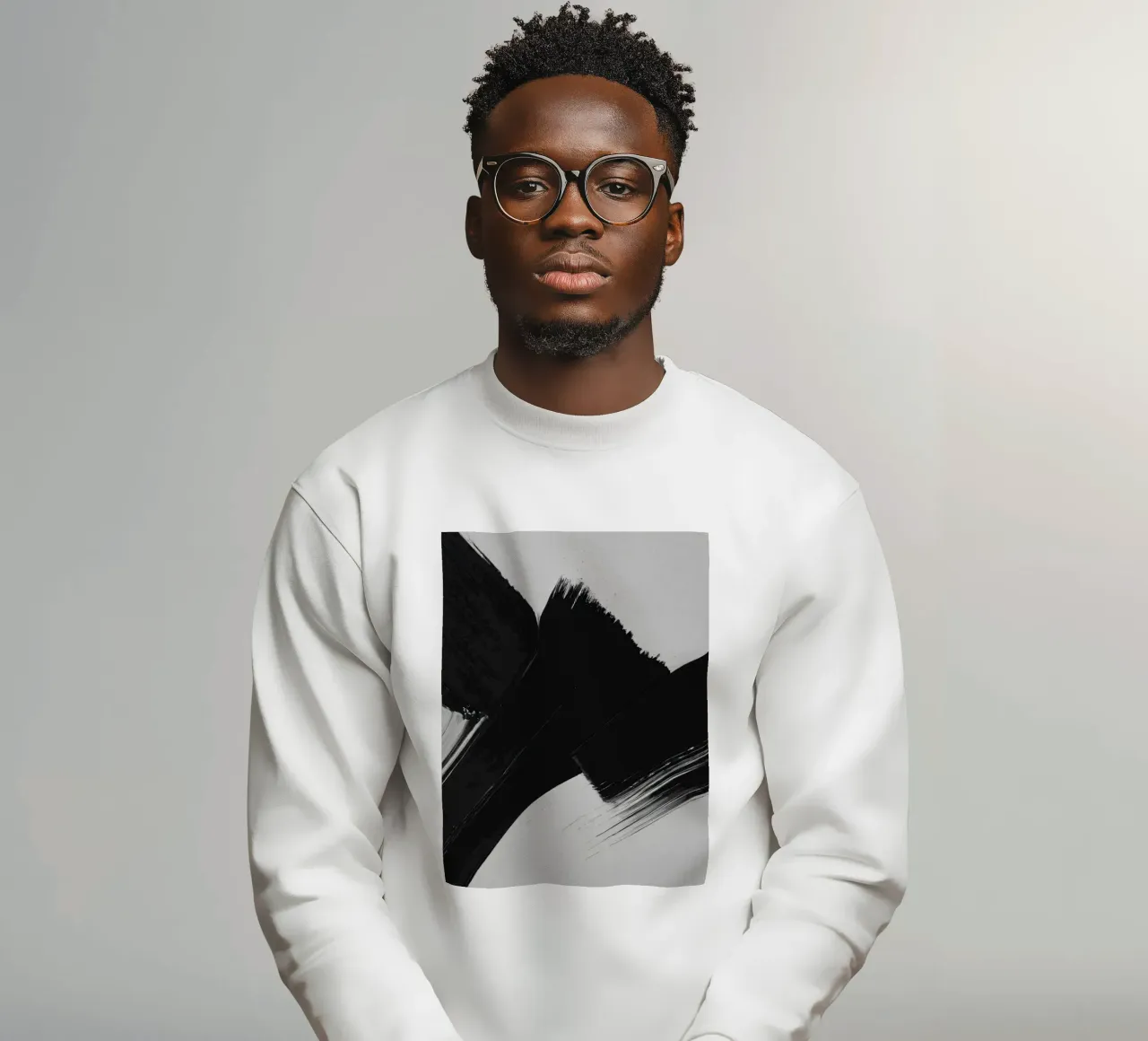 Coups de pinceau abstraits en noir et blanc créant un mouvement dynamique sweat de DesignDoodle