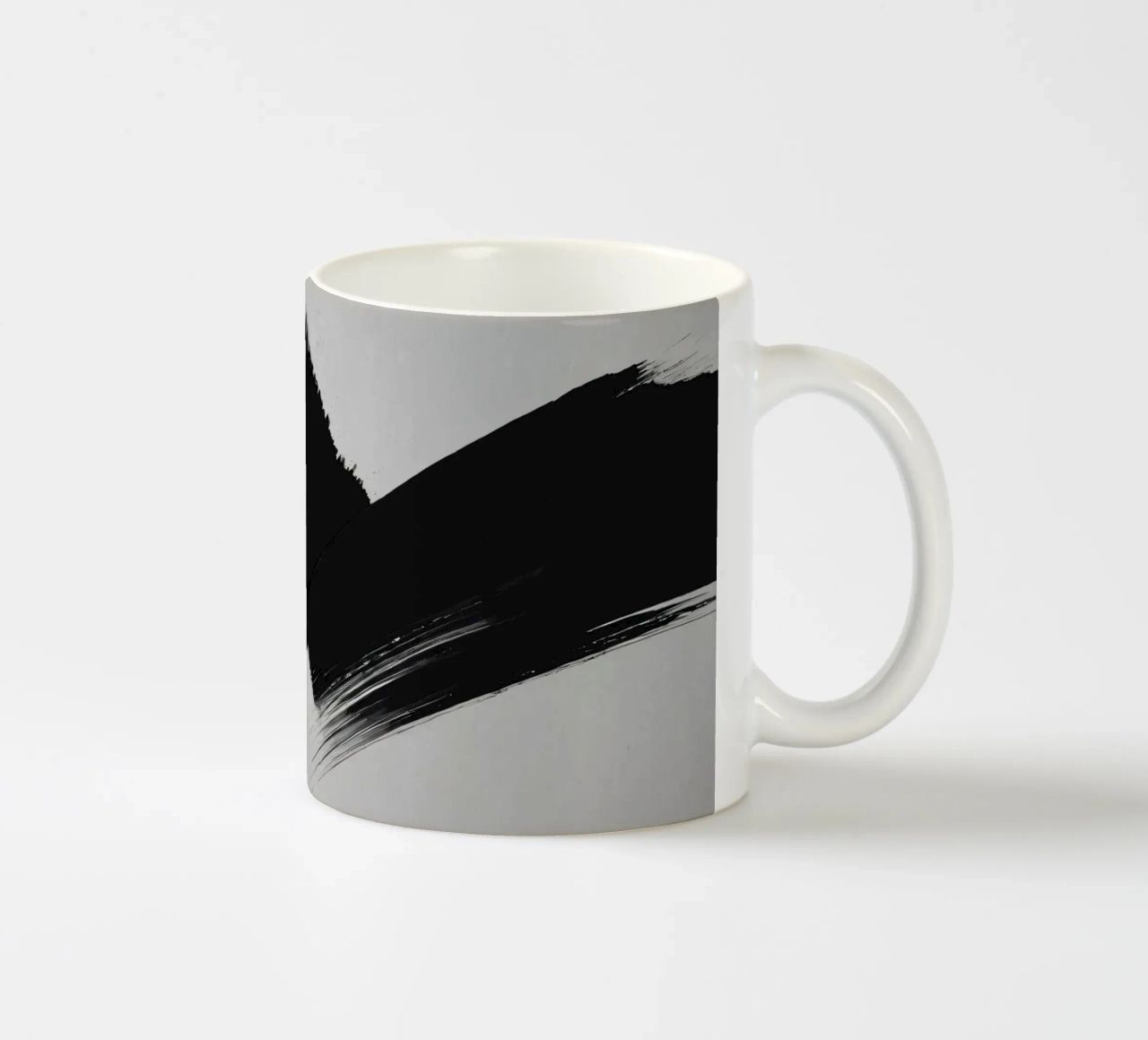 Abstracte zwart-witte penseelstreken creëren dynamische beweging keramische mok van DesignDoodle