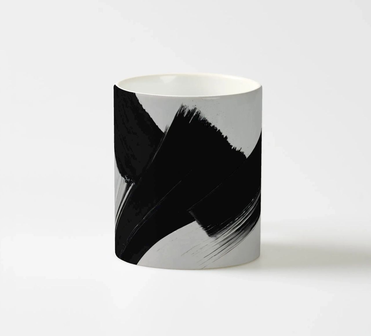 Abstracte zwart-witte penseelstreken creëren dynamische beweging keramische mok van DesignDoodle