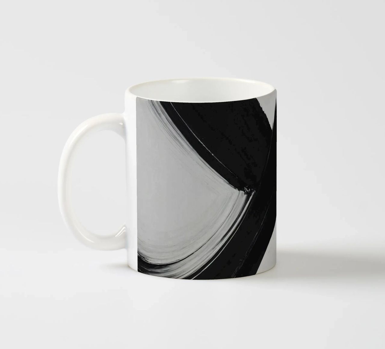 Abstracte zwart-witte penseelstreken creëren dynamische beweging keramische mok van DesignDoodle