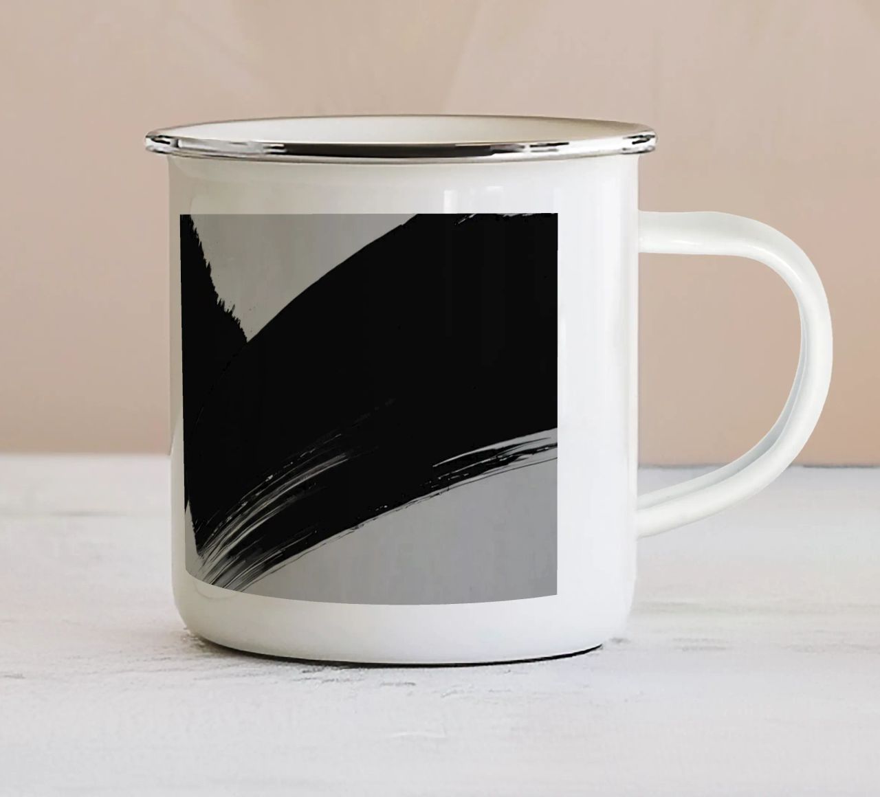 Abstrakte schwarze und weiße Pinselstriche, die eine dynamische Bewegung erzeugen Emaille Tasse von DesignDoodle
