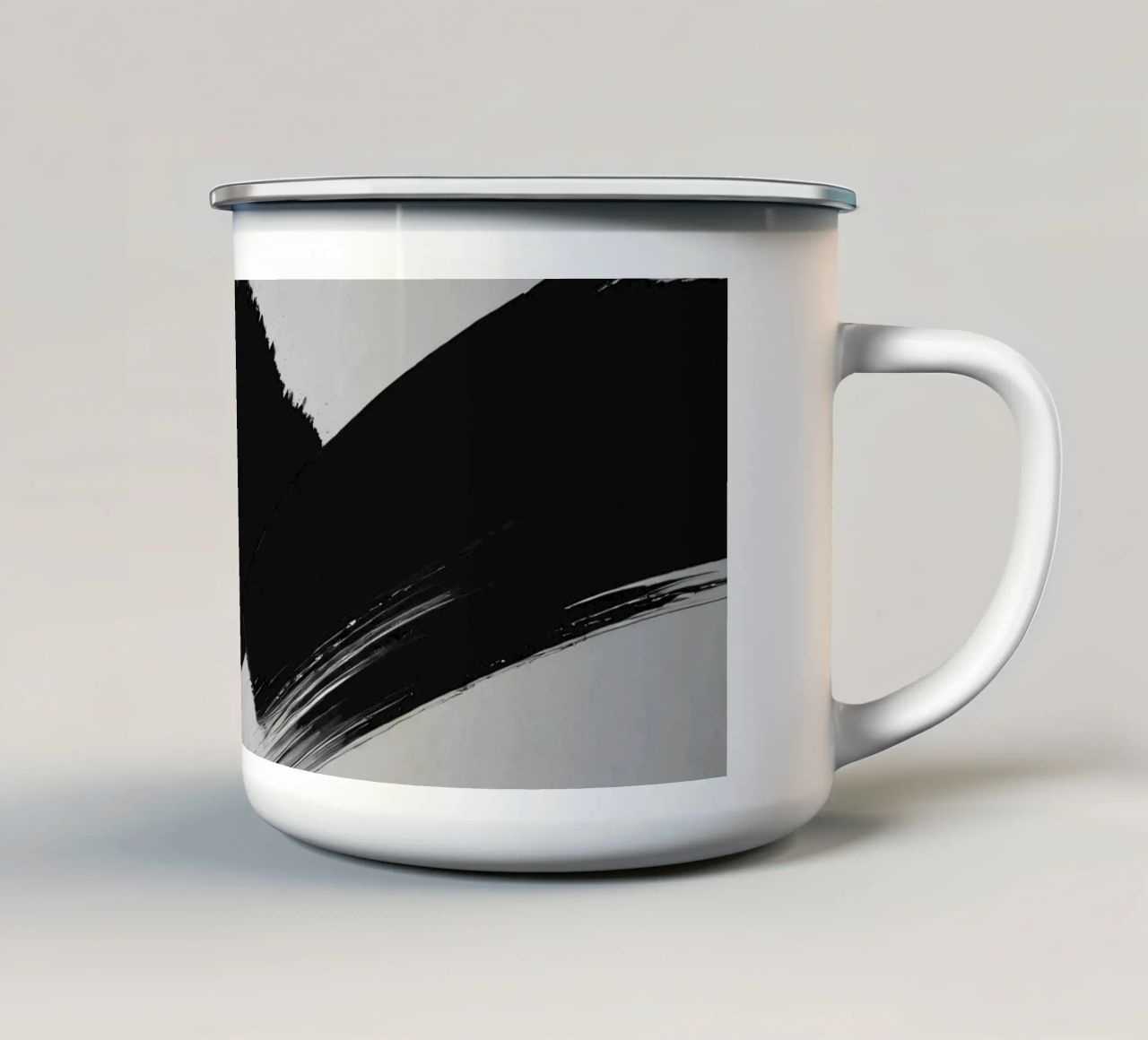 Abstrakte schwarze und weiße Pinselstriche, die eine dynamische Bewegung erzeugen Emaille Tasse von DesignDoodle