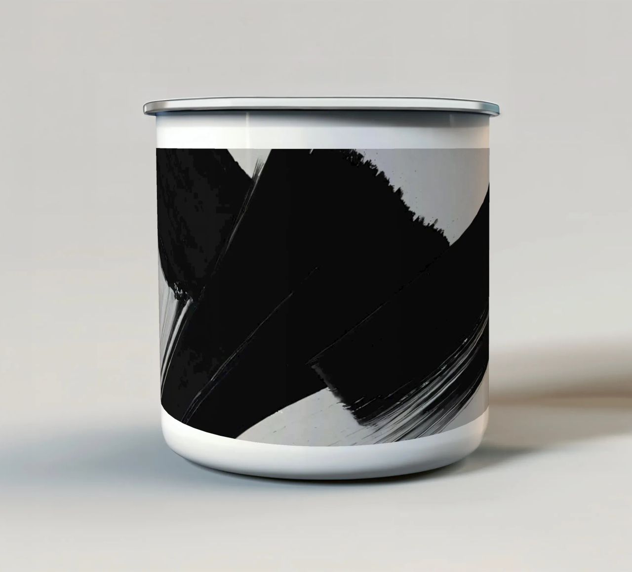 Abstrakte schwarze und weiße Pinselstriche, die eine dynamische Bewegung erzeugen Emaille Tasse von DesignDoodle