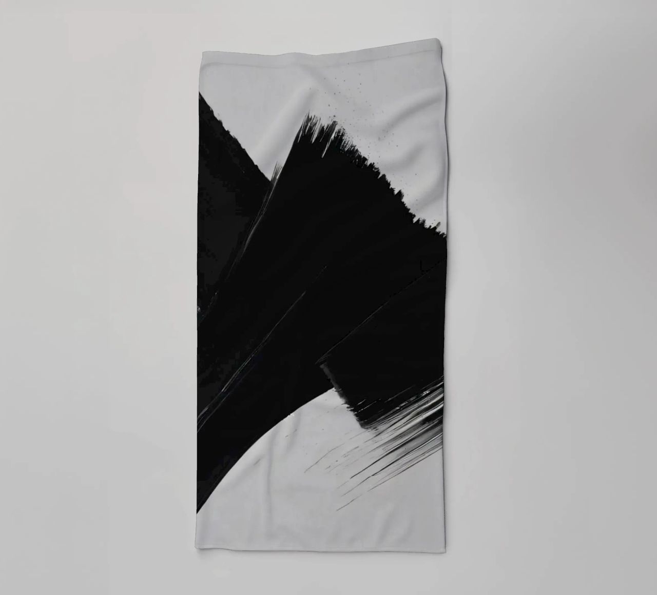 Abstrakte schwarze und weiße Pinselstriche, die eine dynamische Bewegung erzeugen Handtuch von DesignDoodle