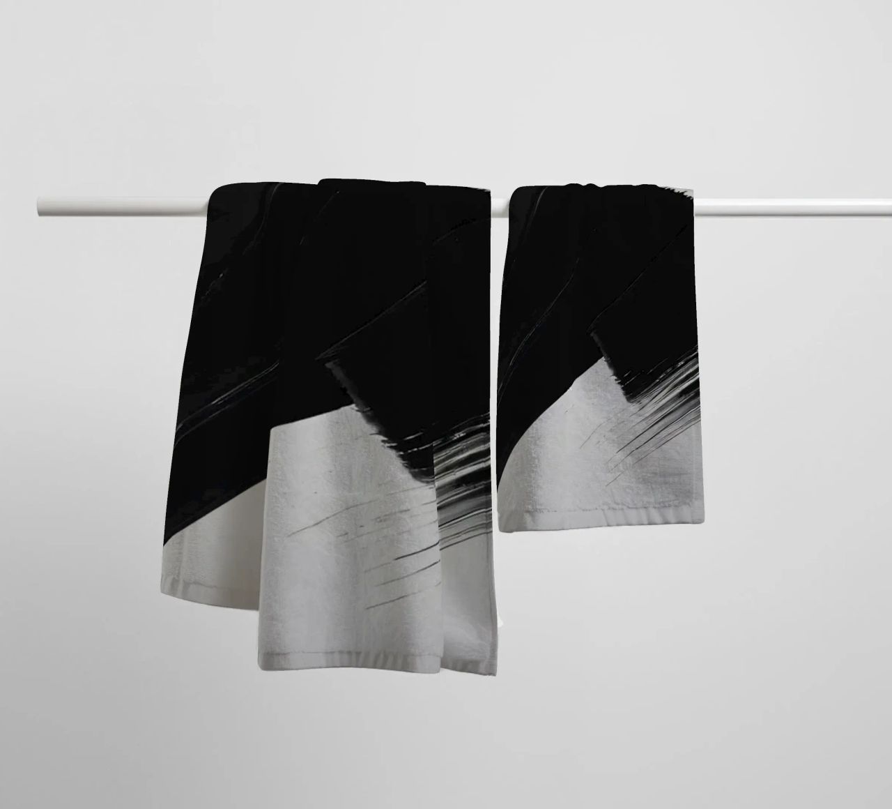 Abstrakte schwarze und weiße Pinselstriche, die eine dynamische Bewegung erzeugen Handtuch von DesignDoodle
